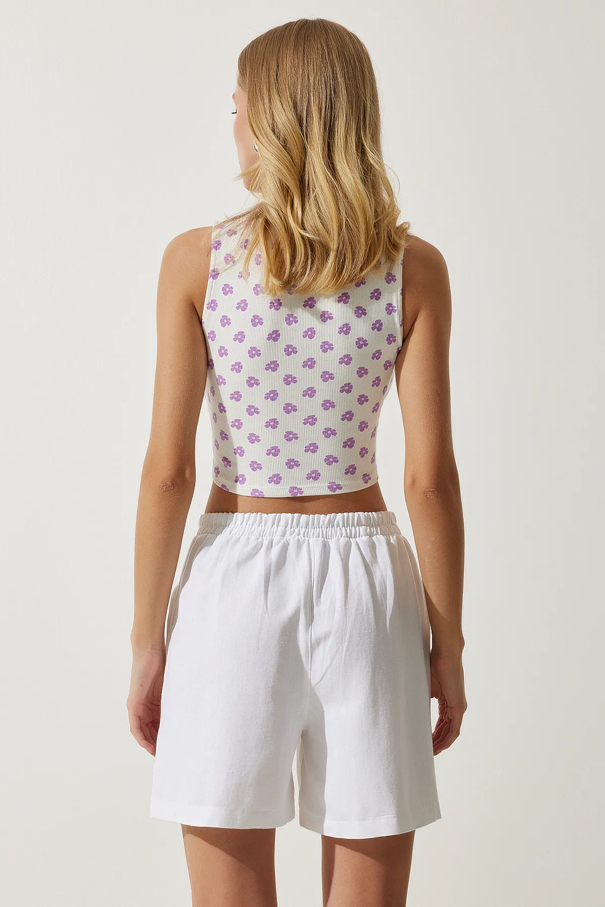 Happiness İstanbul  Weiße Leinenshorts mit Tasche für Damen MC00276
