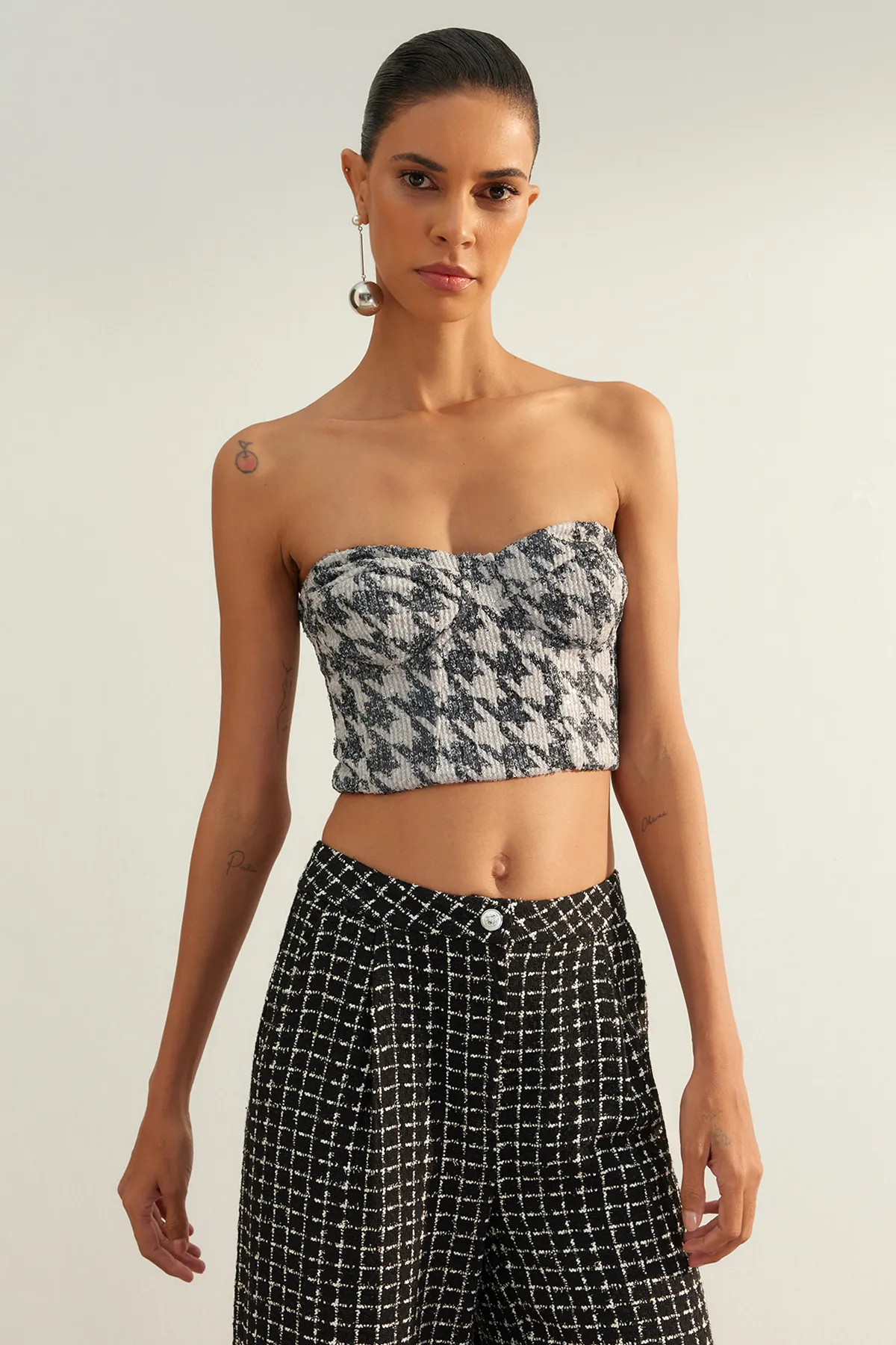 Trendyol Collection  Mehrfarbiges, kariertes, bauchfreies, gestricktes Bustier mit Pailletten und Pailletten in limitierter Auflage TPRAW24BS00009