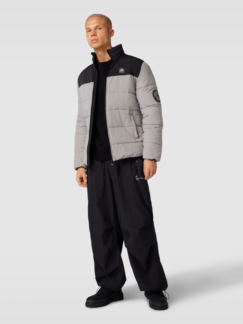 Steppjacke mit Label-Badge Modell 'Nebby' in hellgrau