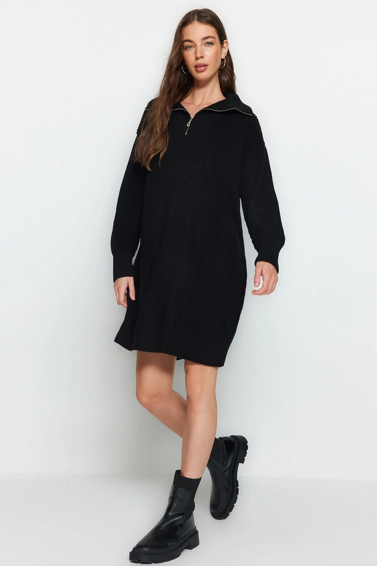 Trendyol Collection  Schwarzes Mini-Strickkleid mit Reißverschluss TWOAW24EL00062
