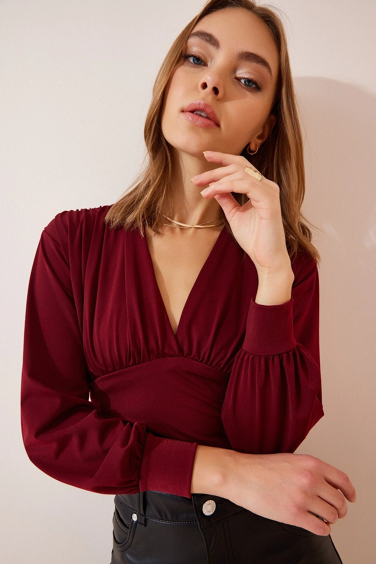 Happiness İstanbul  Damen-Strickbluse BF00050 in Weinrot mit tiefem V-Ausschnitt in Sandy-Optik