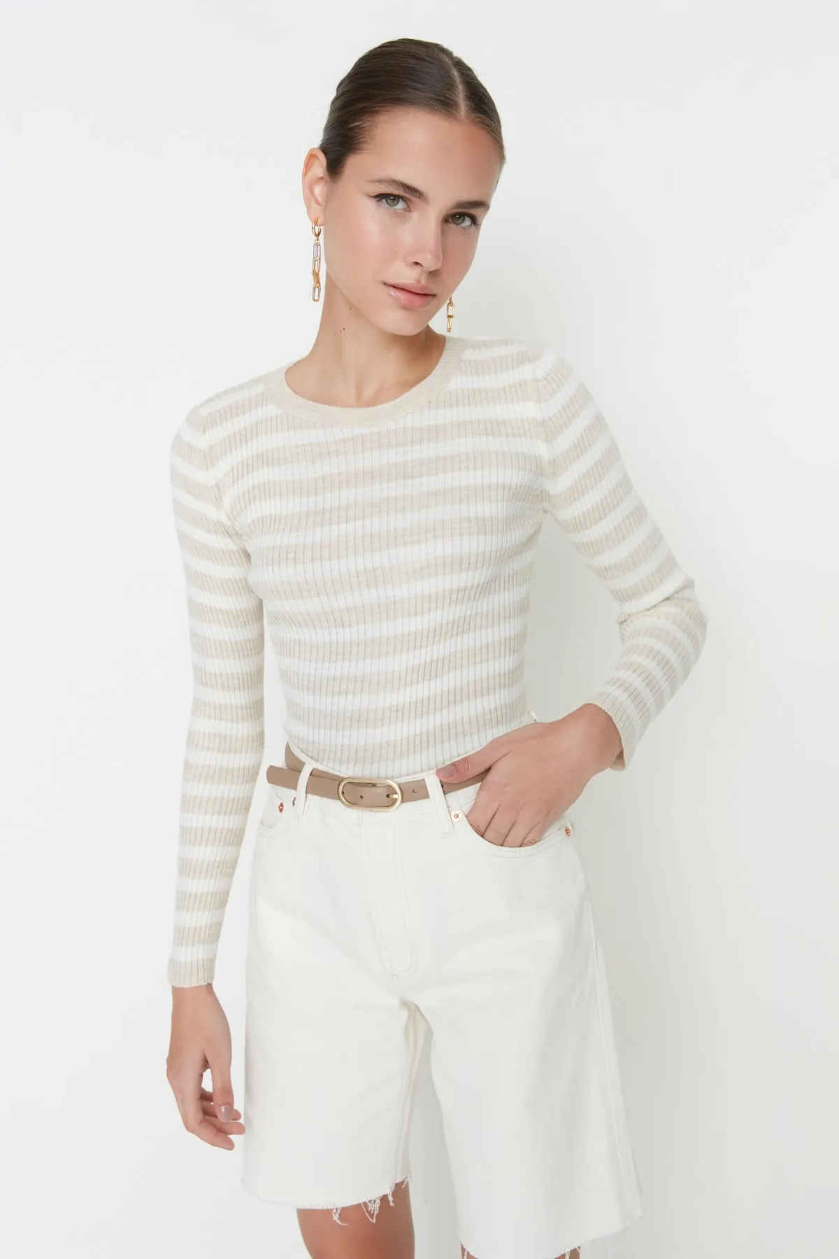 Trendyol Collection  Steinfarbener Basic-Strickpullover mit Streifen TWOAW21KZ0942