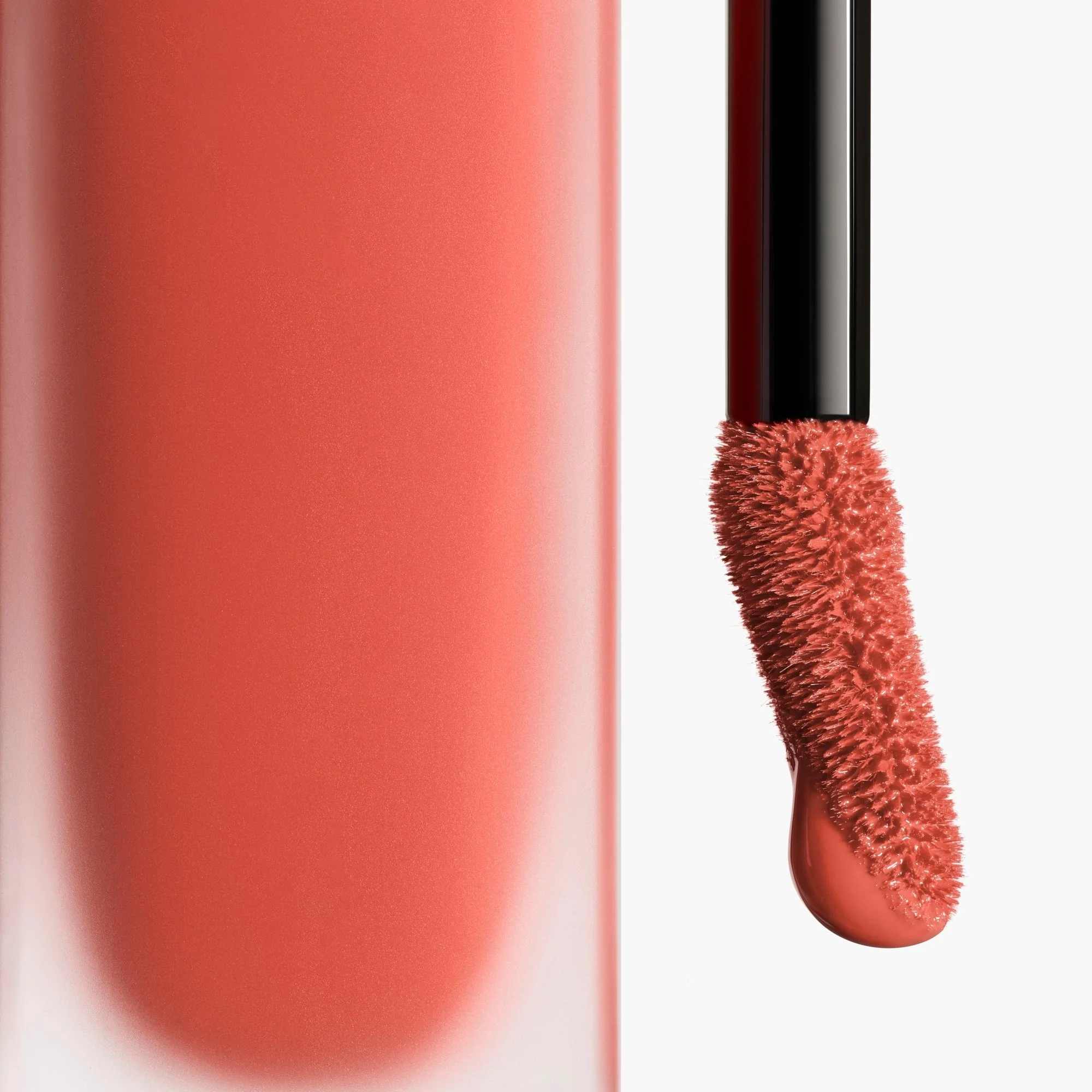 ROUGE ALLURE LIQUID VELVET – YPAČ ILGAI IŠLIEKANTIS, INTENSYVUS MATINIS SKYSTIS LŪPŲ PIENAS