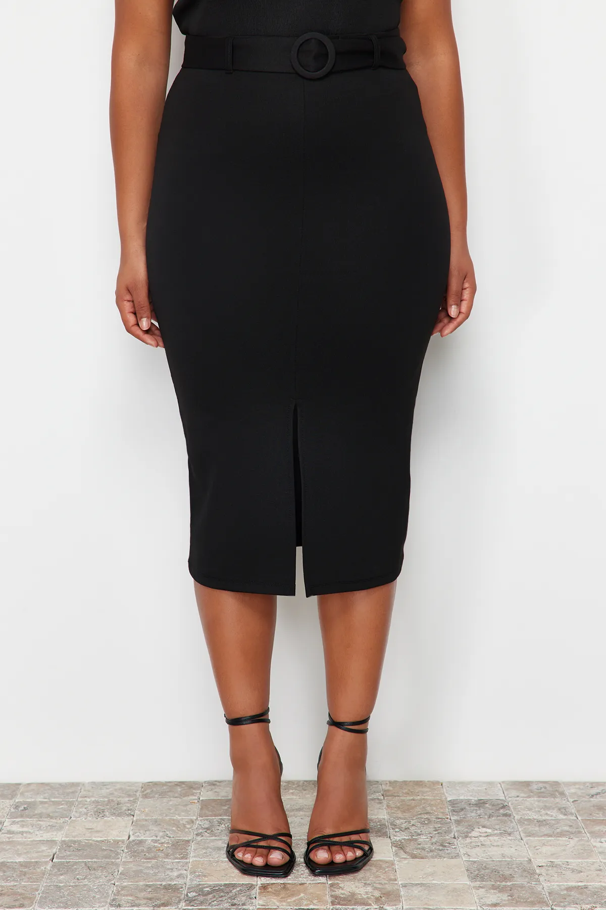 Trendyol Curve  Schwarzer Midi-Strickrock mit Schlitz und detailliertem Gürtel TBBSS24AZ00021