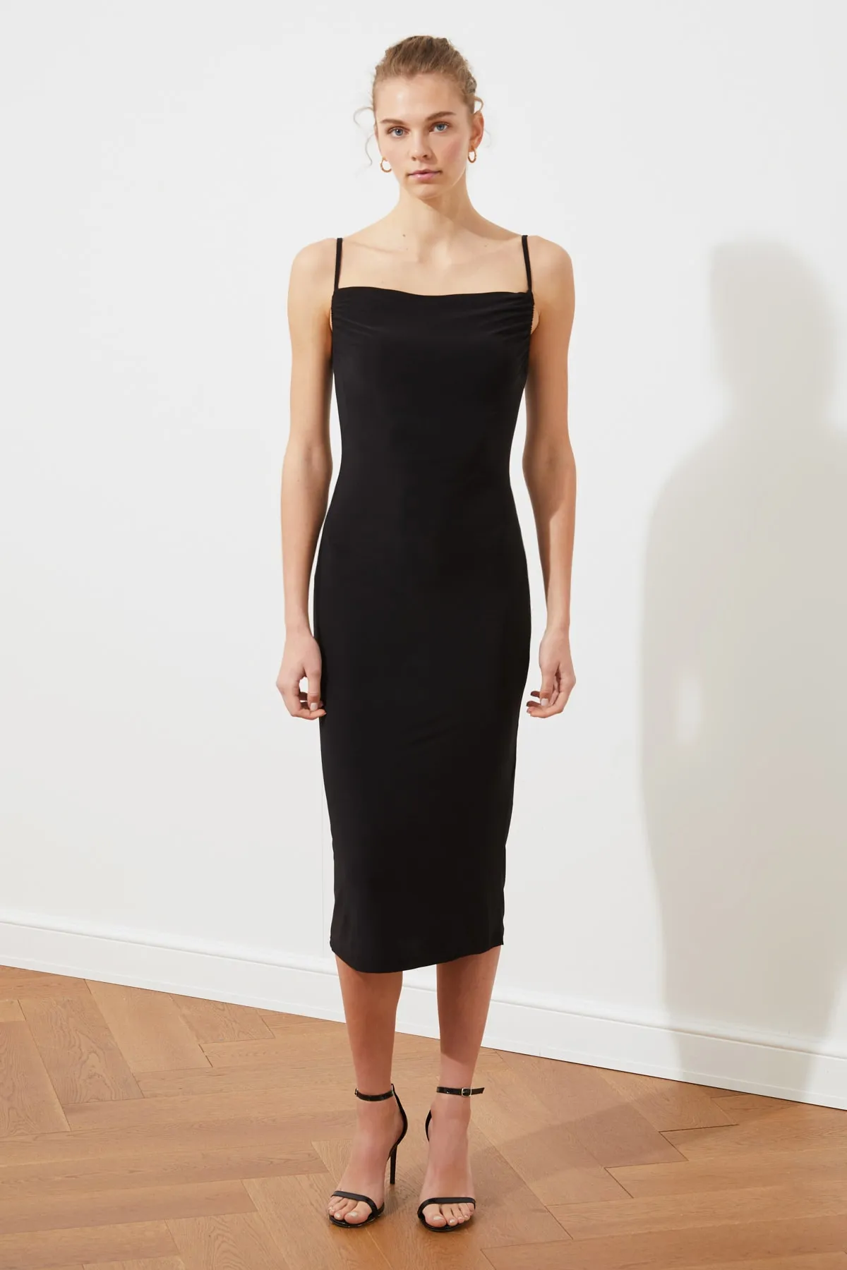 Trendyol Collection  Schwarzes, figurbetontes Midi-Bleistiftkleid aus flexiblem Strick mit Degaje-Kragen und Midi-Trägern TWOSS19AD0020