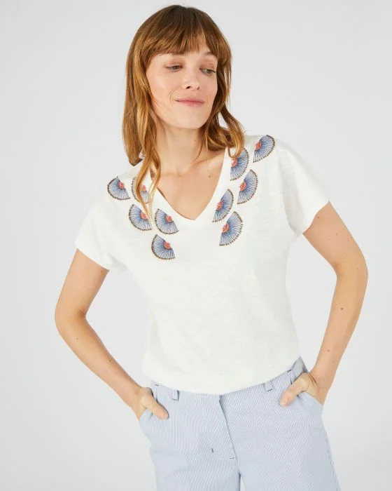 Tee-shirt avec perles fantaisie et broderies.