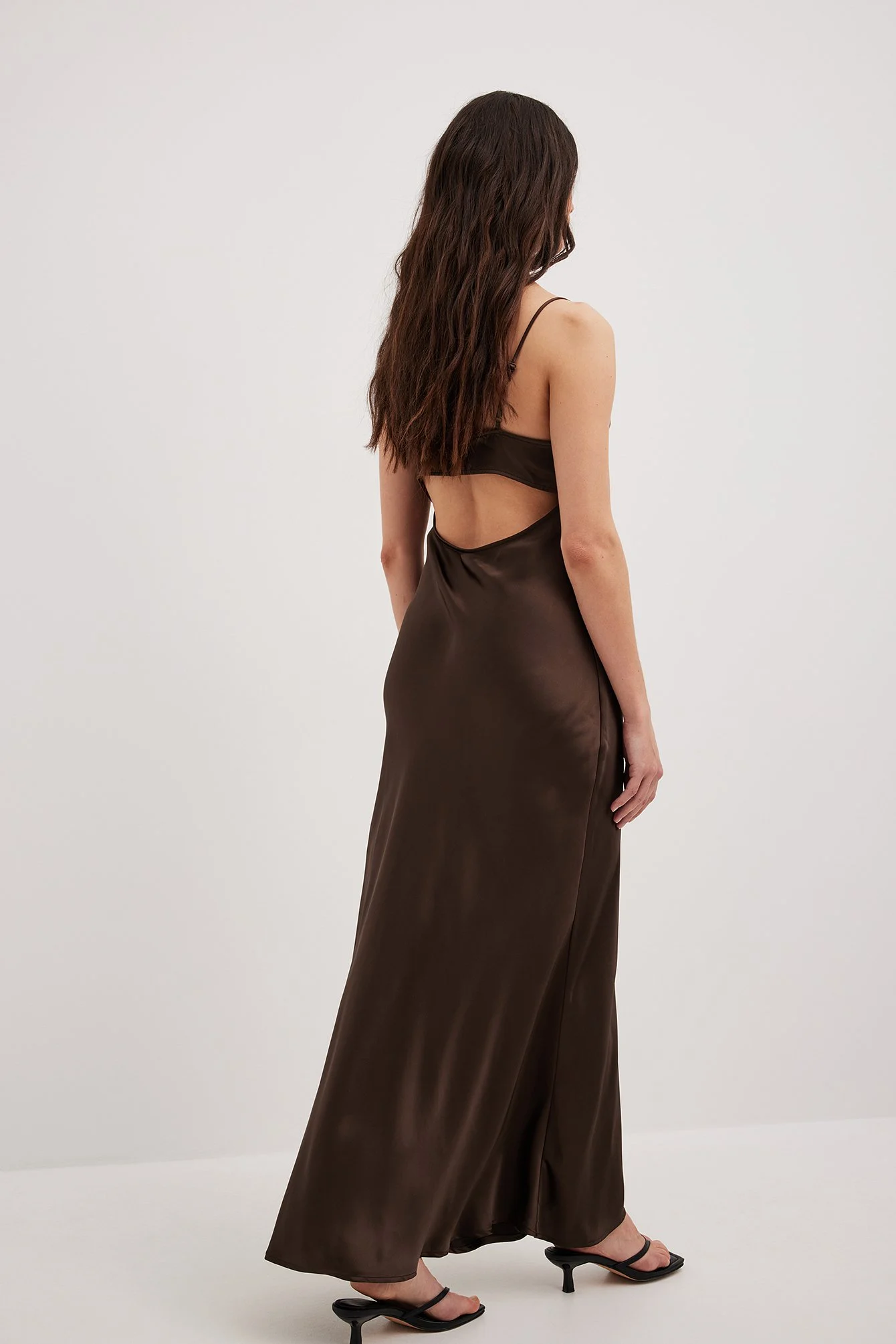 Maxikleid mit Wasserfallausschnitt und Trägern