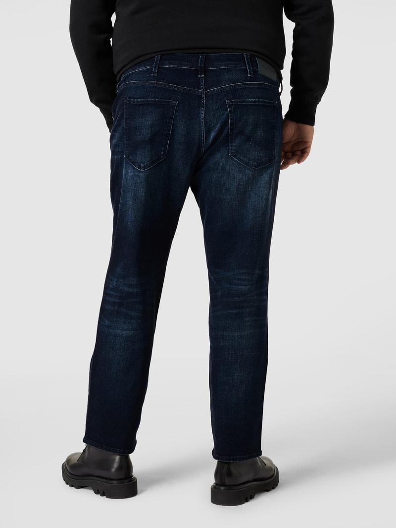 PLUS SIZE Jeans mit Label-Patch aus Leder Modell 'Glenn' in jeans