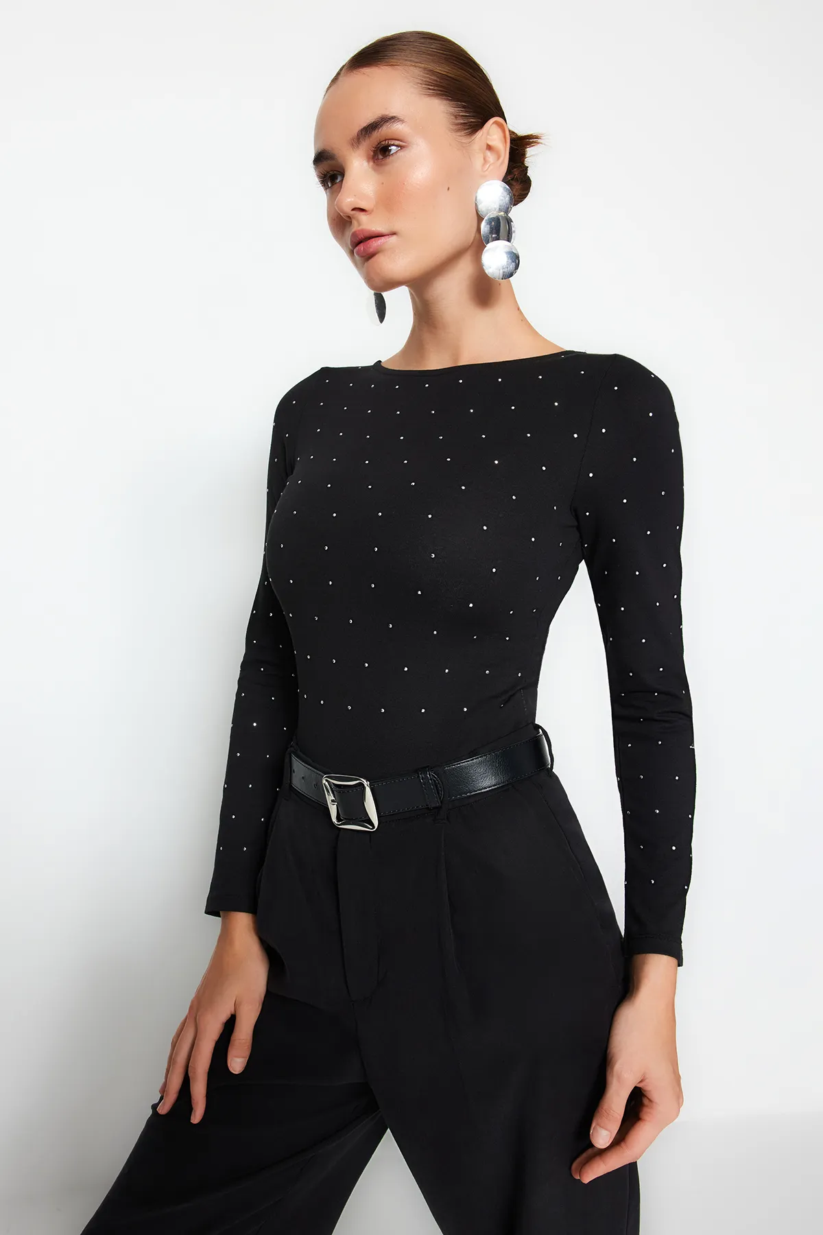 Trendyol Collection  Schwarzer, langärmliger Stretch-Strickbody aus Baumwolle mit Steindruck und Druckknopf TWOAW24BD00059