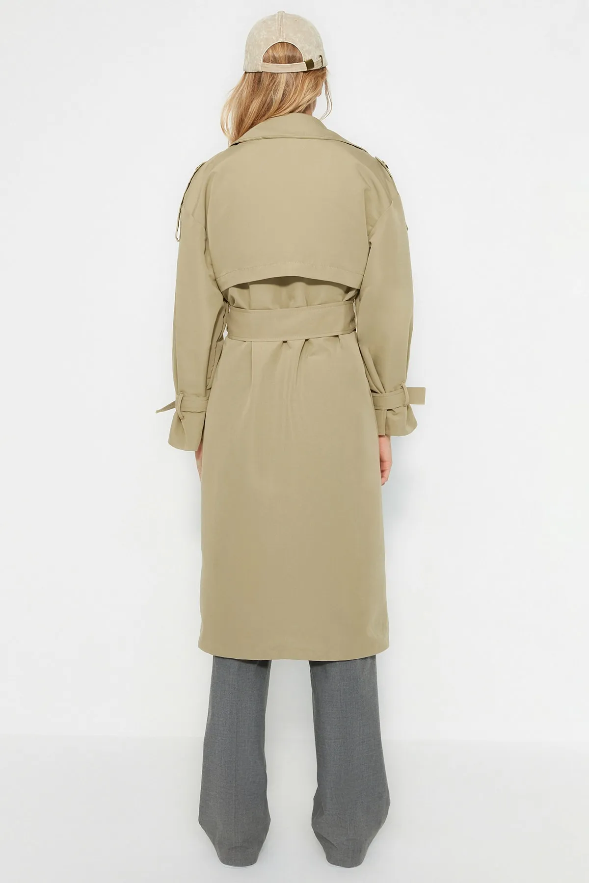 Trendyol Collection  Hellkhakifarbener, weit geschnittener, übergroßer, wasserabweisender Trenchcoat mit Gürtel TWOSS21TR0005