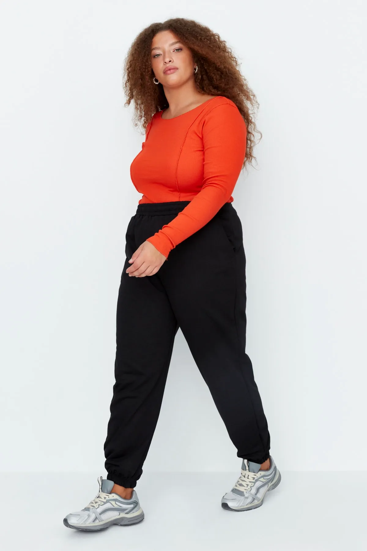 Trendyol Curve  Schwarze Loose Jogger-Strick-Jogginghose mit dünnen elastischen Beinen TBBAW23AJ00002
