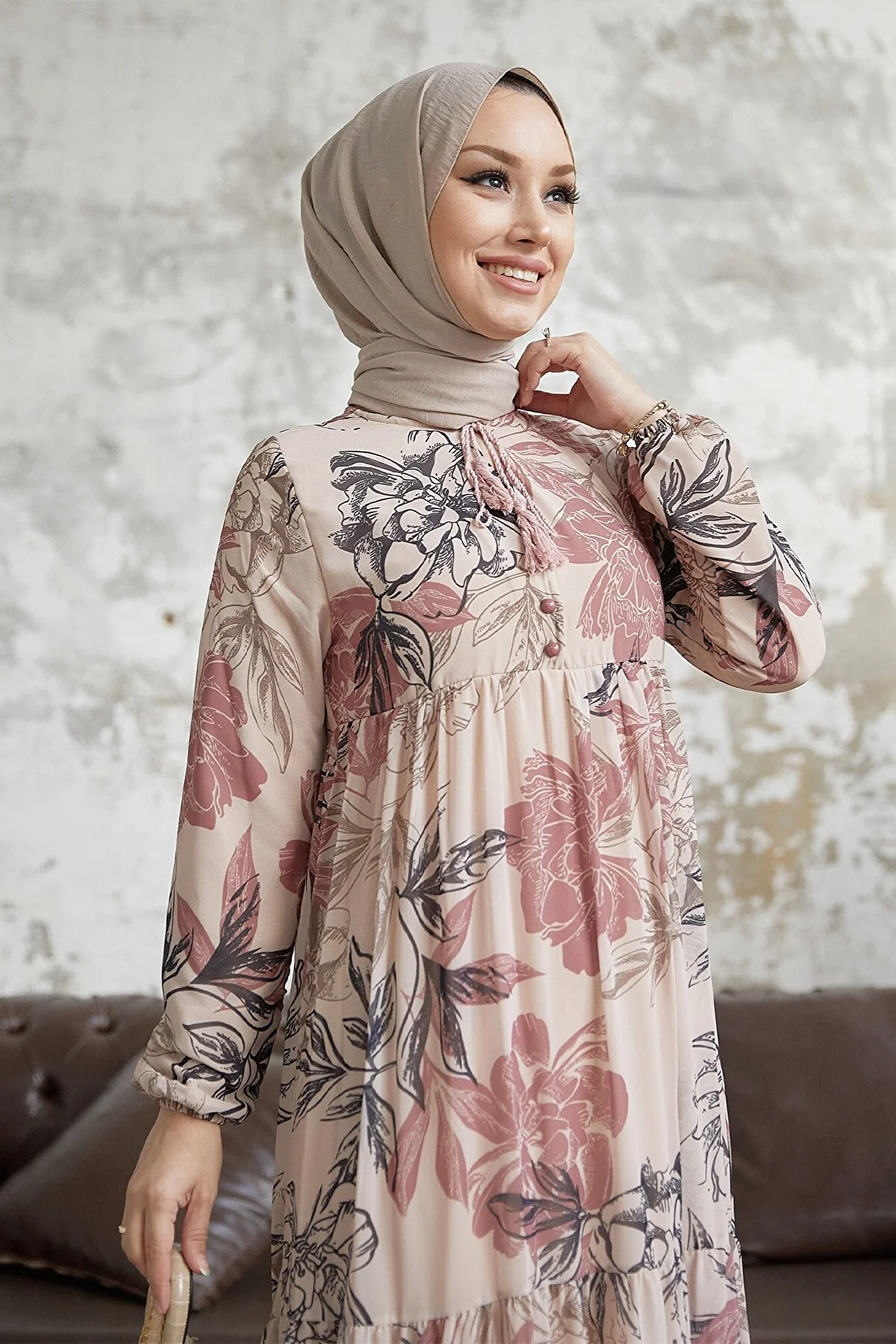 InStyle  Jalya Hijab-Kleid aus Chiffon mit geknöpftem String und Kragen – Puder