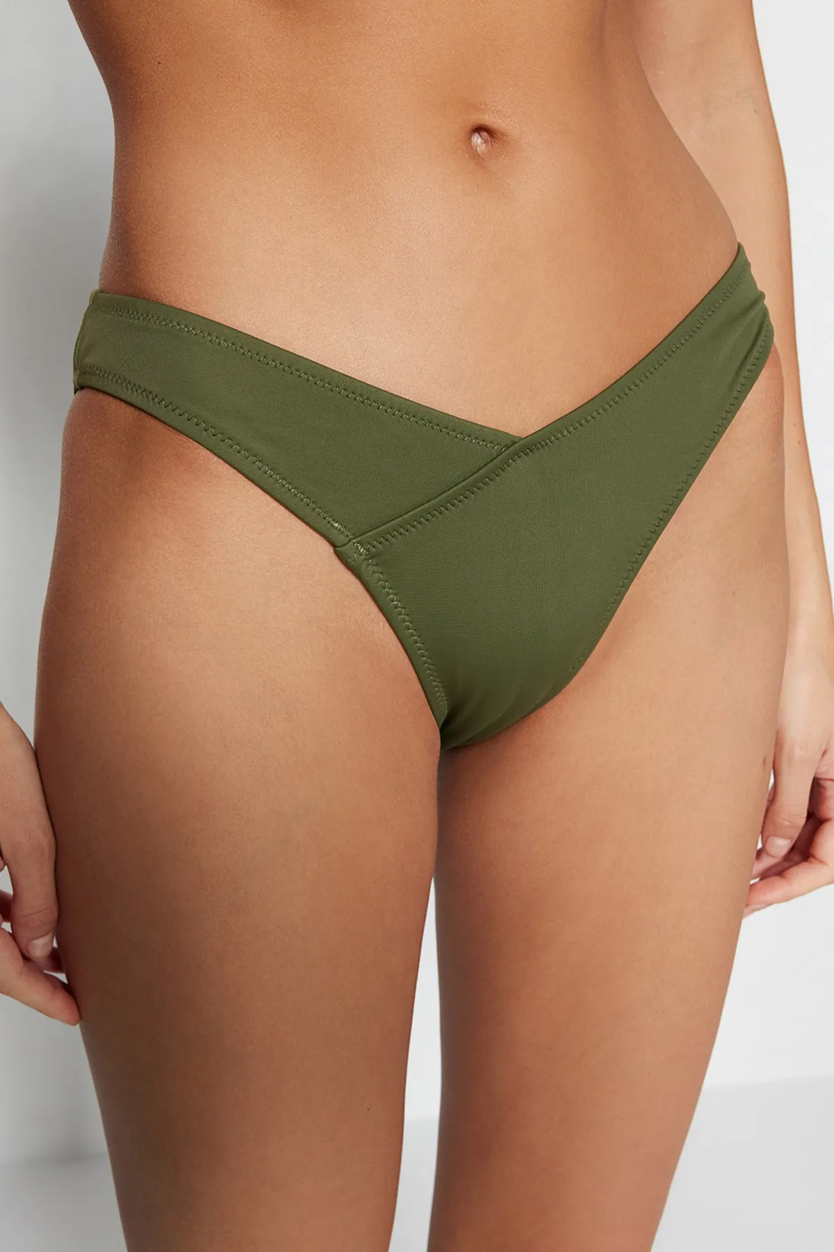 Trendyol Collection  Khakifarbene, reguläre Bikinihose mit V-Ausschnitt TBESS22BA0024