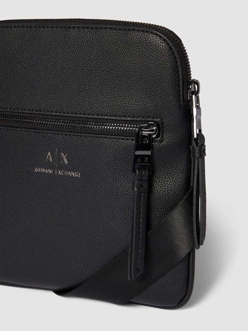 Crossbody Bag in unifarbenem Design mit Label-Detail in schwarz