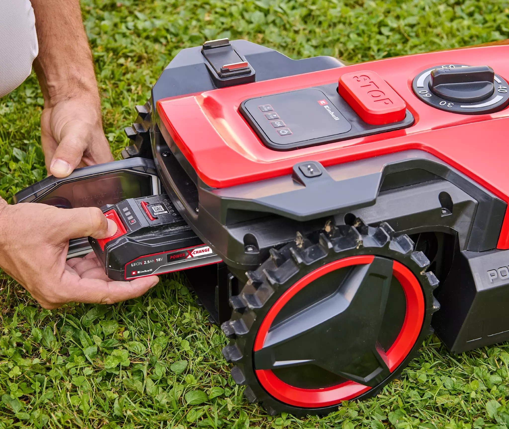 Einhell 3413935 FREELEXO 500 Li robotfűnyíró készlet 2,5 Ah-s akkumulátorral, dobozban