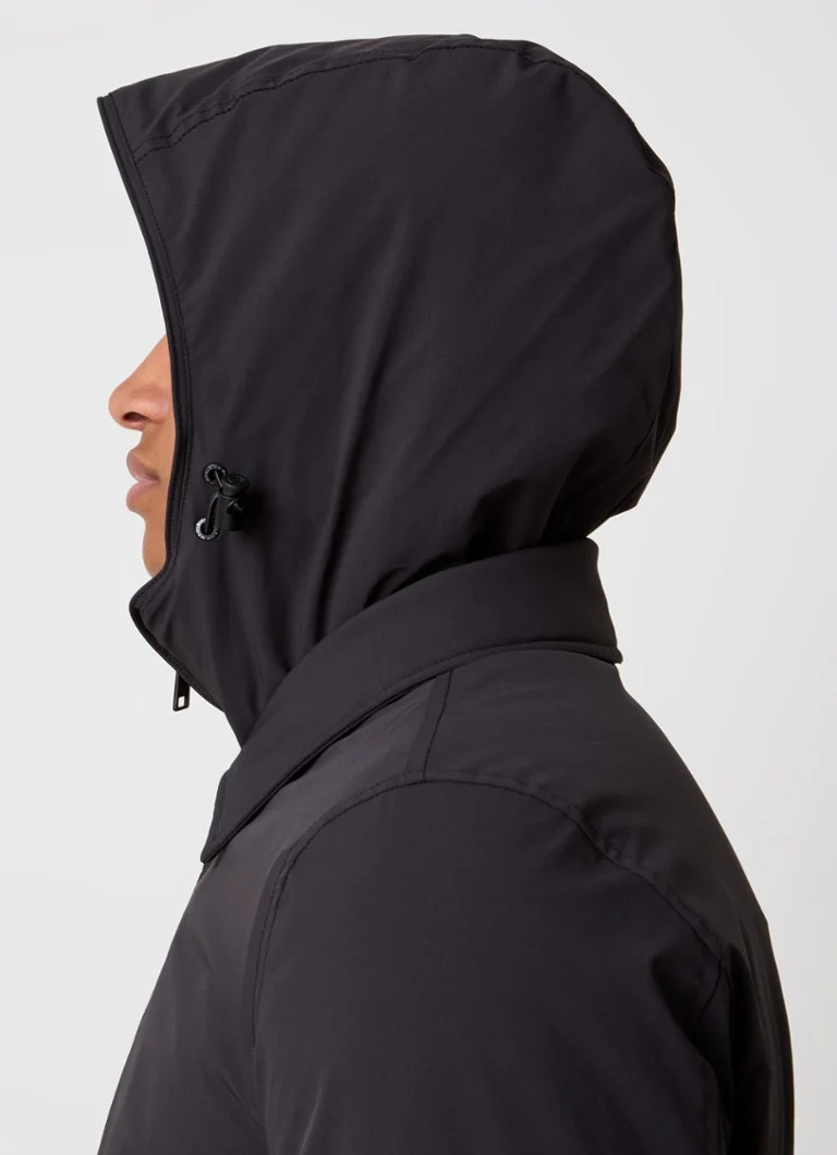 Parka Woolrich cu glugă și buzunare cu fermoar.