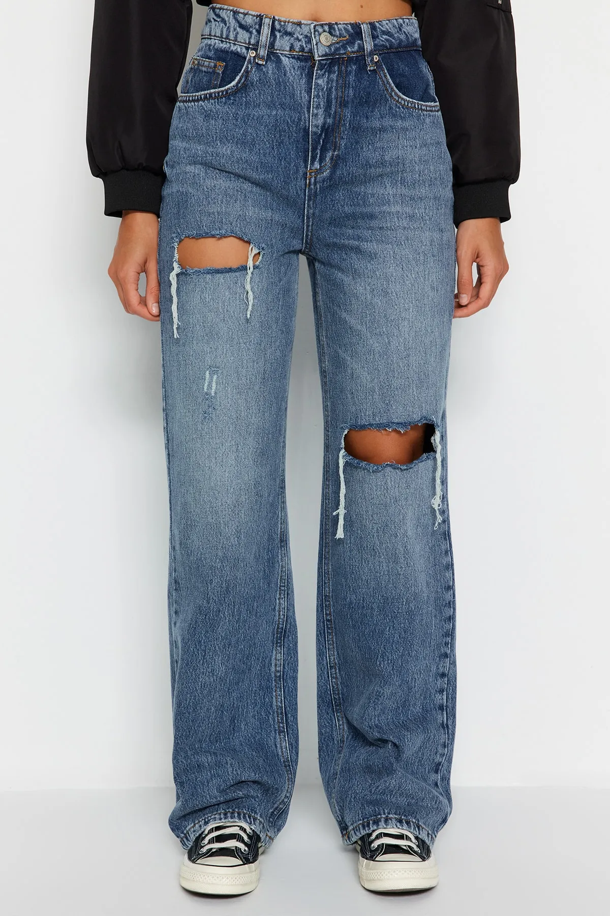 Trendyol Collection  Blaue zerrissene Jeans mit hoher Taille und weitem Bein TWOAW24JE00162