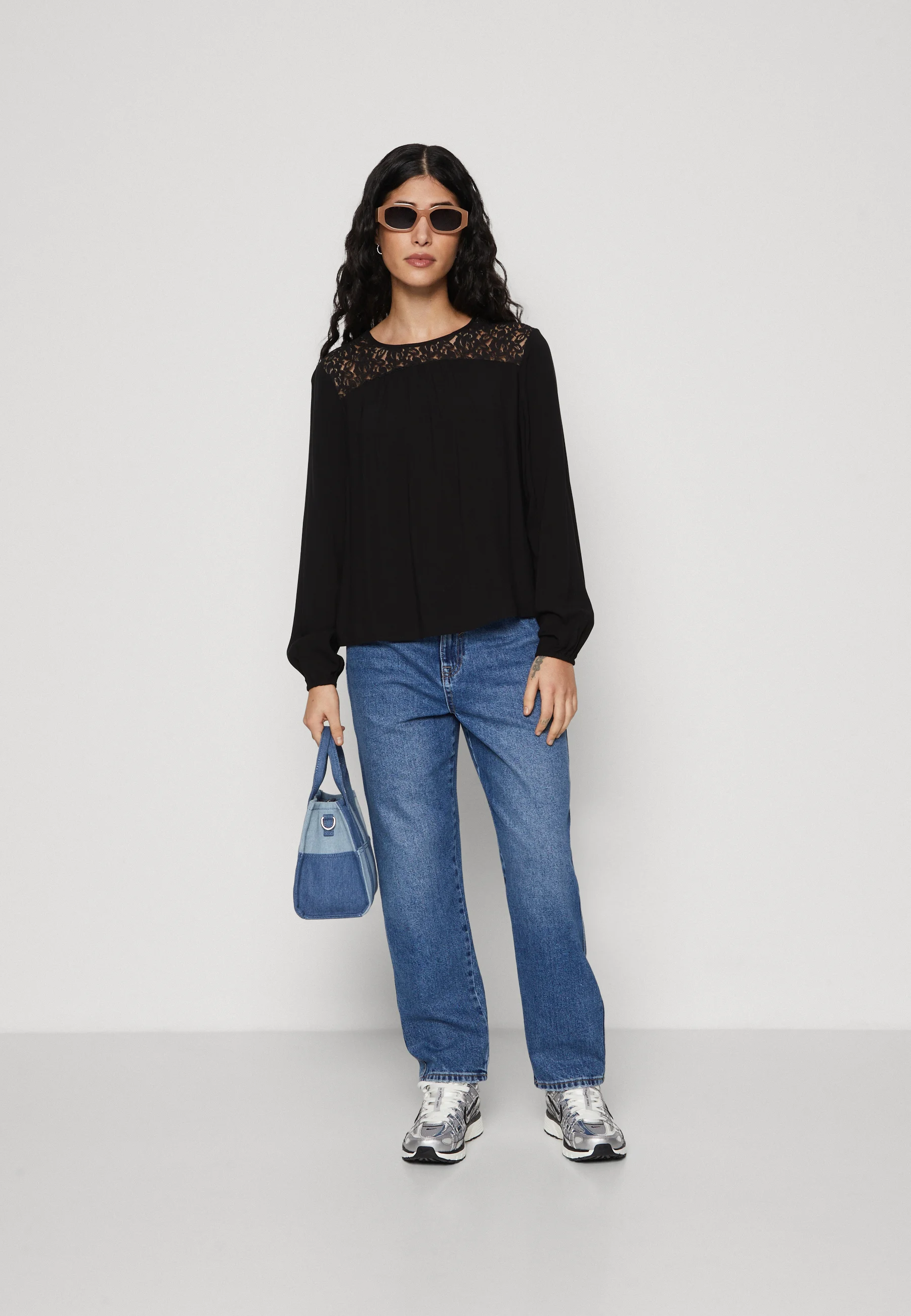Vero Moda Petite VMLILOU O NECK DETAIL - Blusa