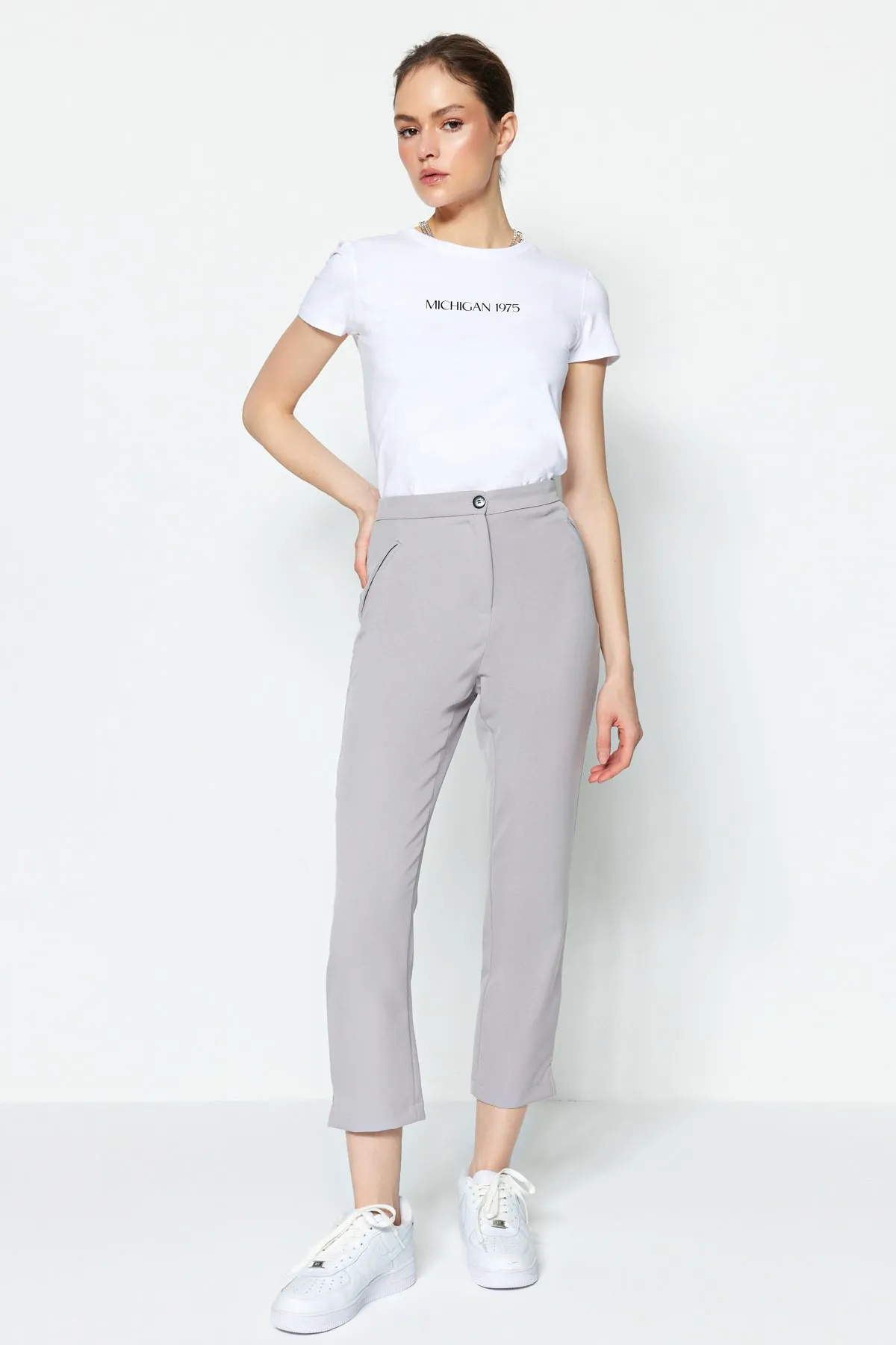 Trendyol Collection  Graue, knöchellange, gewebte Hose mit hoher Taille TWOSS23PL00054
