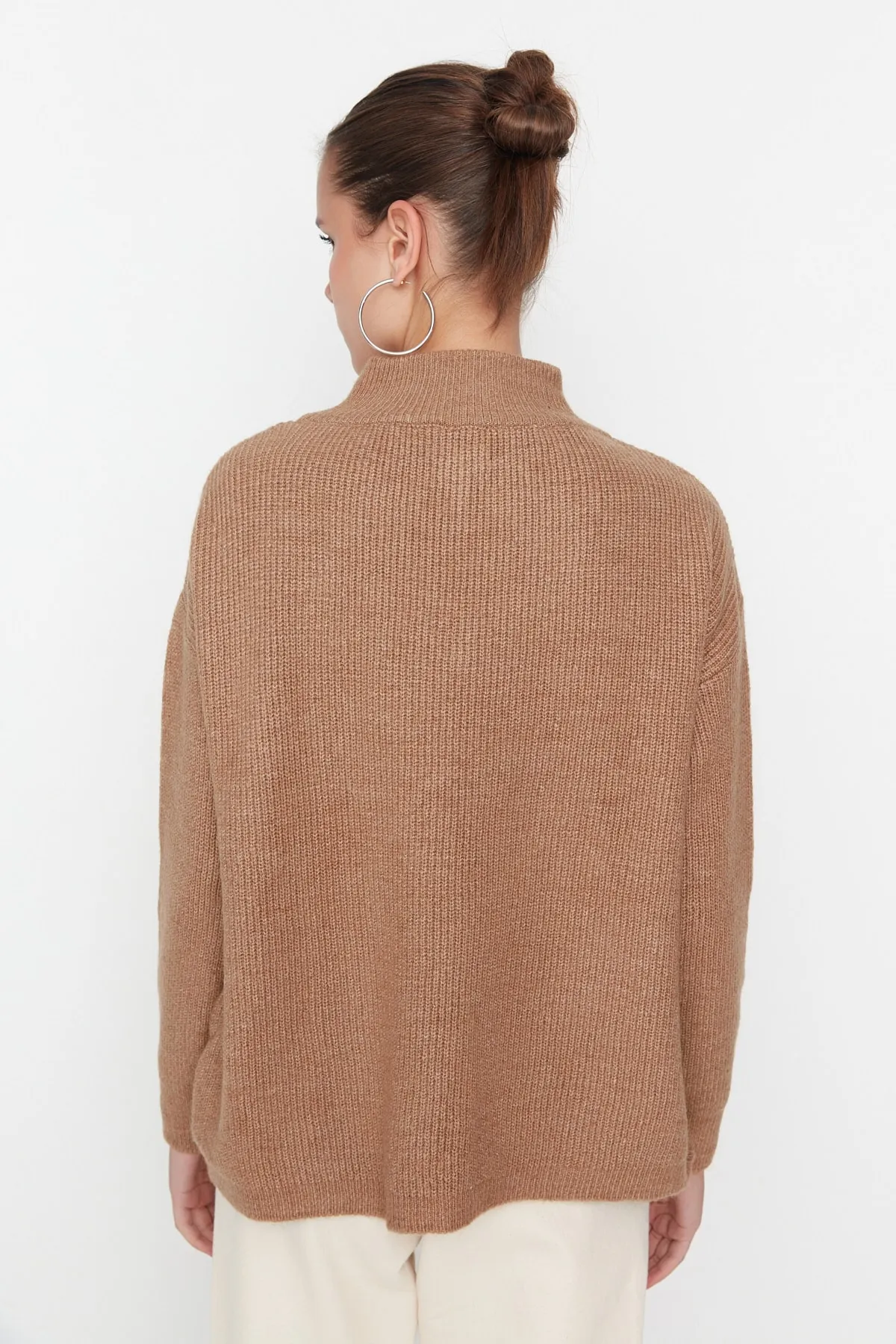 Trendyol Collection  Kamelfarbener Strickpullover mit weicher Struktur und Reißverschluss TWOAW20XS0009