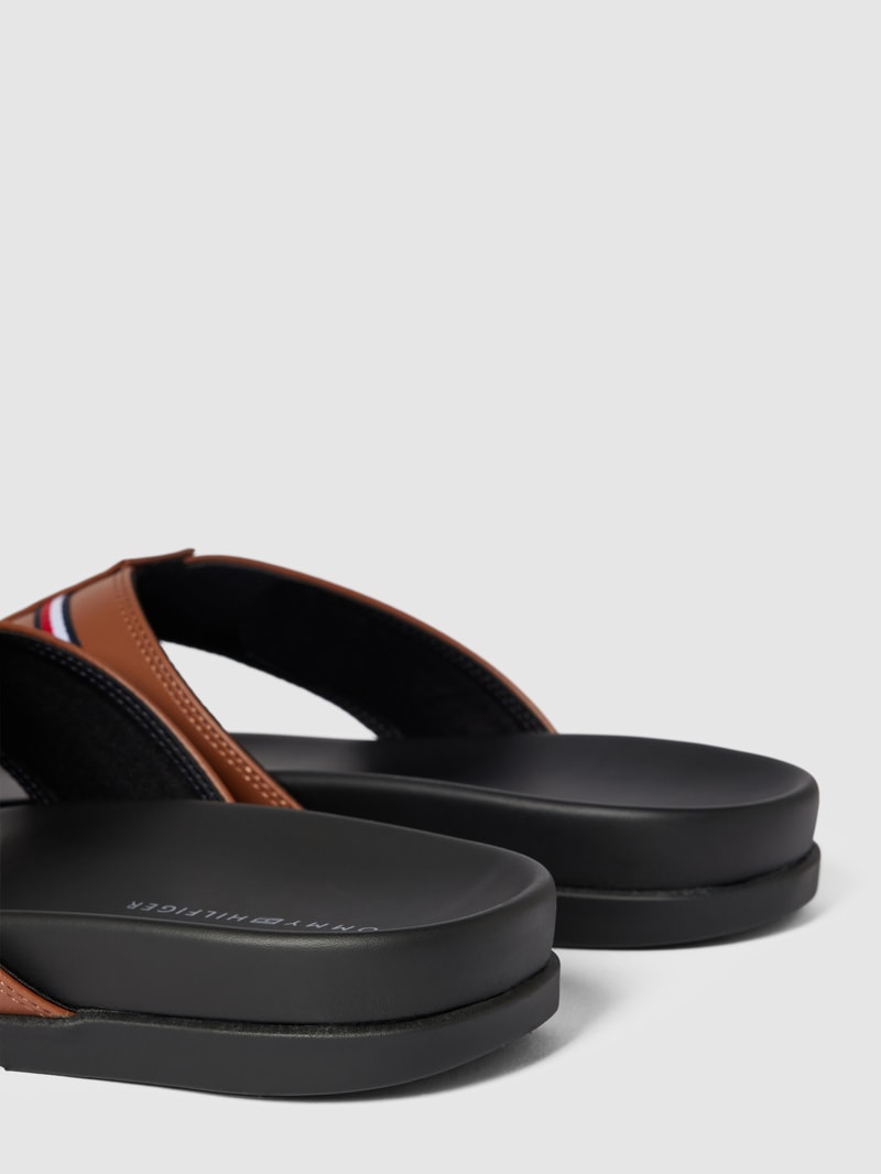 Zehentrenner mit Label-Details in cognac
