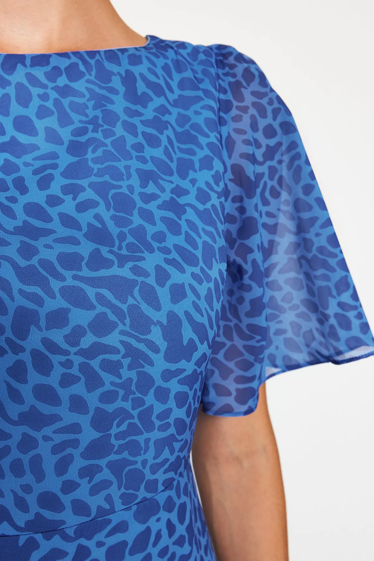 Trendyol Collection  Marineblaues Chiffon-Midikleid in A-Linie/Glockenform mit Engelsärmeln, gefüttert TWOSS23EL01372