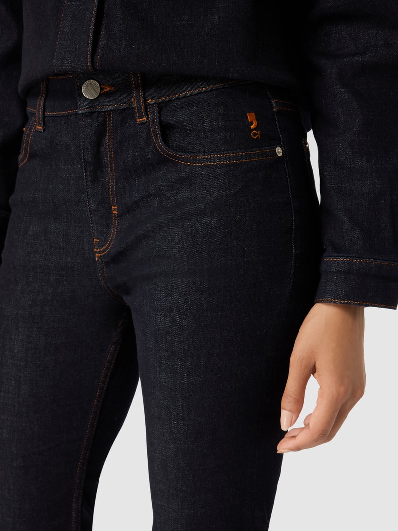 Jeans mit Label-Patch in dunkelblau
