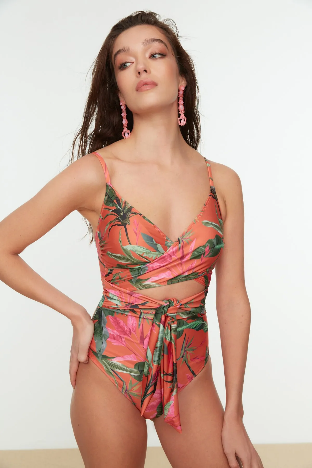 Trendyol Collection  Zweireihiger, gebundener, normaler Badeanzug mit Blumenmuster TBESS20MA0031