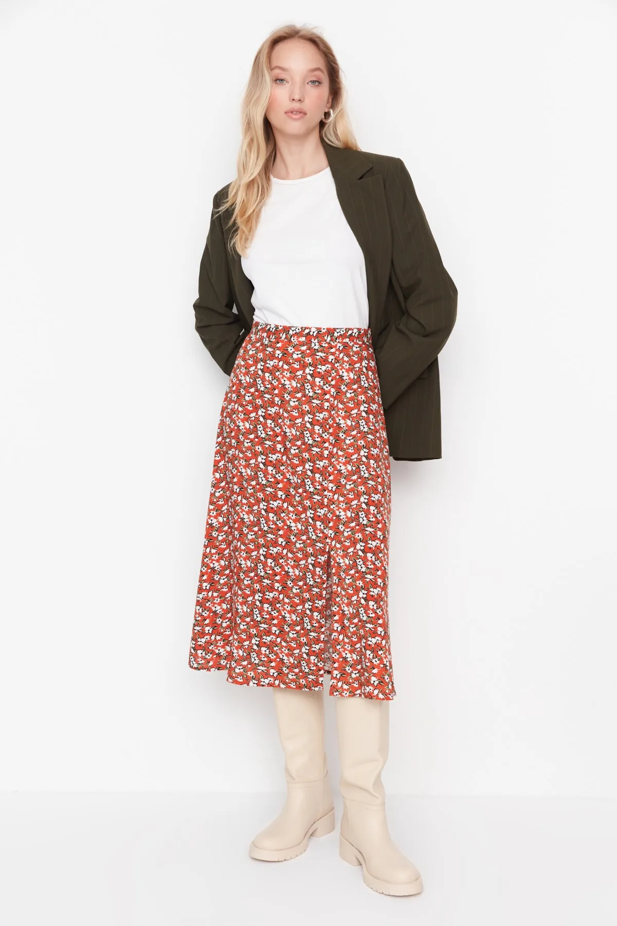 Trendyol Collection  Gewebter Midirock aus Viskosestoff mit Blumenmuster und Fliesenschlitzen TWOSS20ET0230