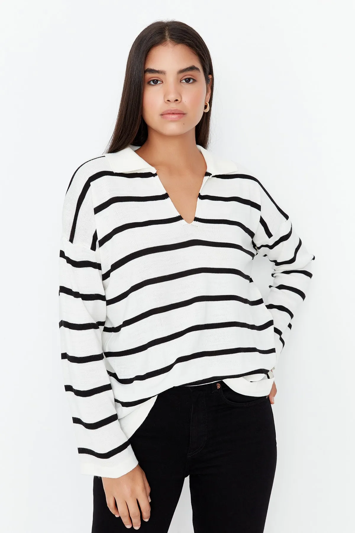 Trendyol Collection  Schwarzer gestreifter Strickpullover mit super weiter Passform TWOAW23KZ01845