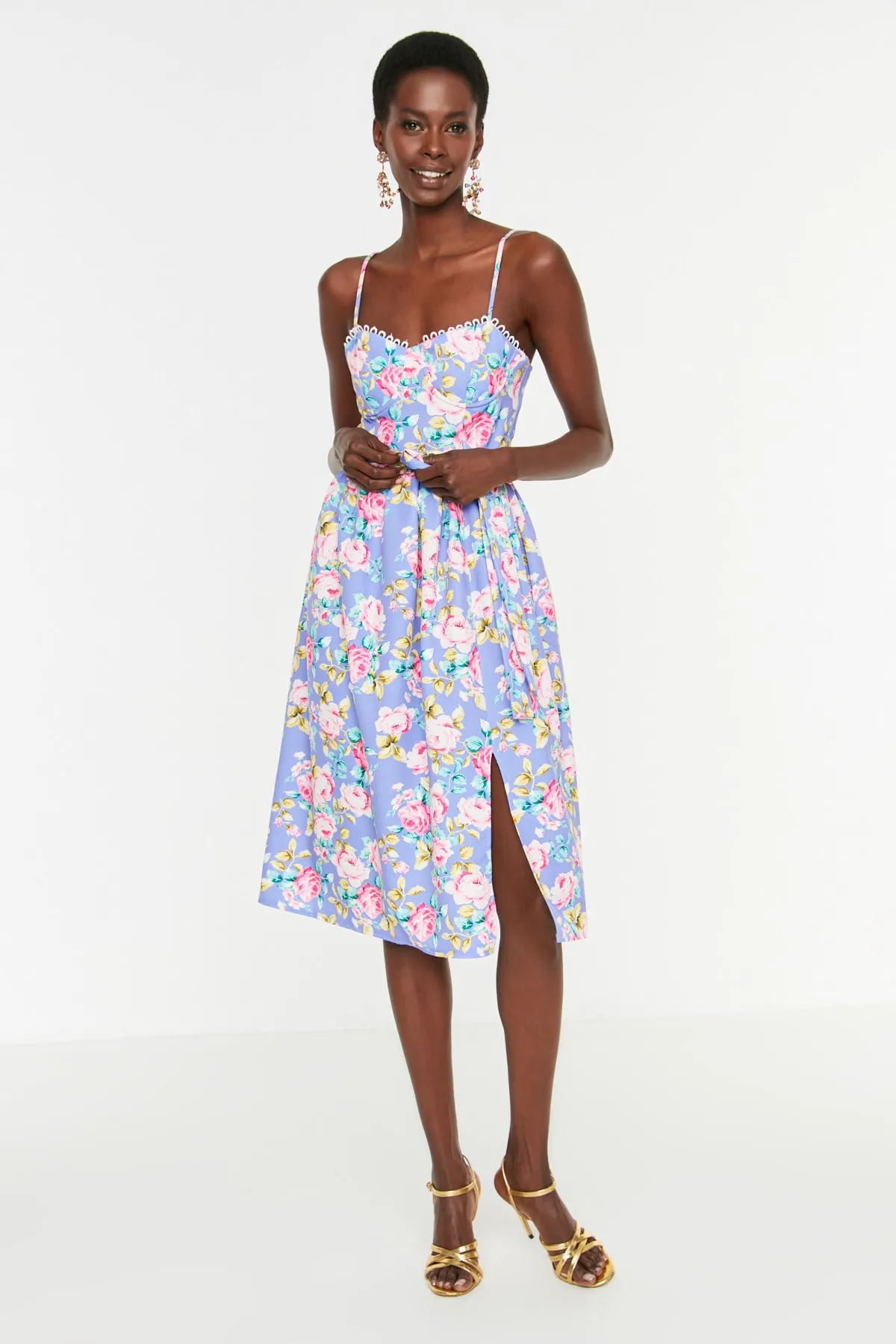 Trendyol Collection  Mehrfarbiges, detailliertes Abendkleid mit Gürtel TPRSS22EL2048