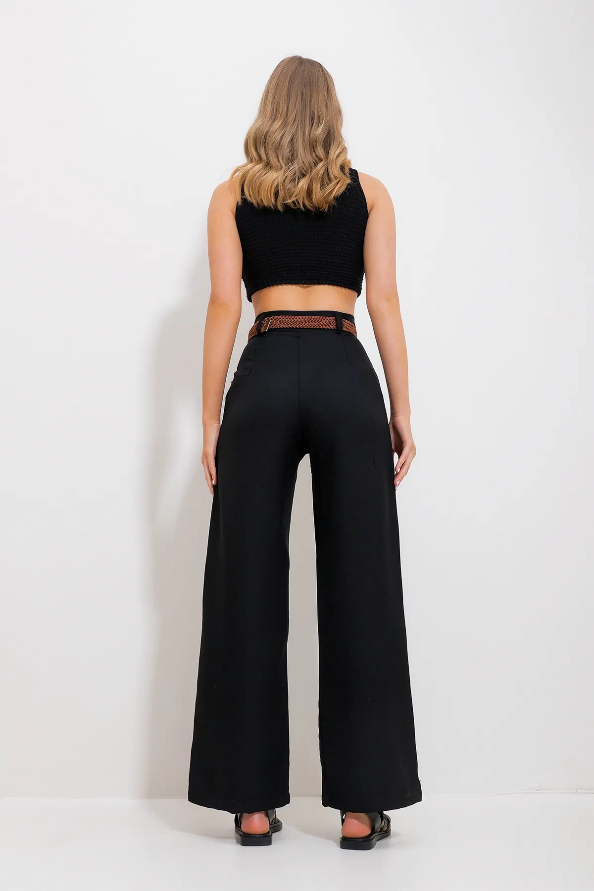 Trend Alaçatı Stili  Schwarze Webhose für Damen mit hohem Bund, seitlichem verstecktem Reißverschluss und Gürtel ALC-X11881