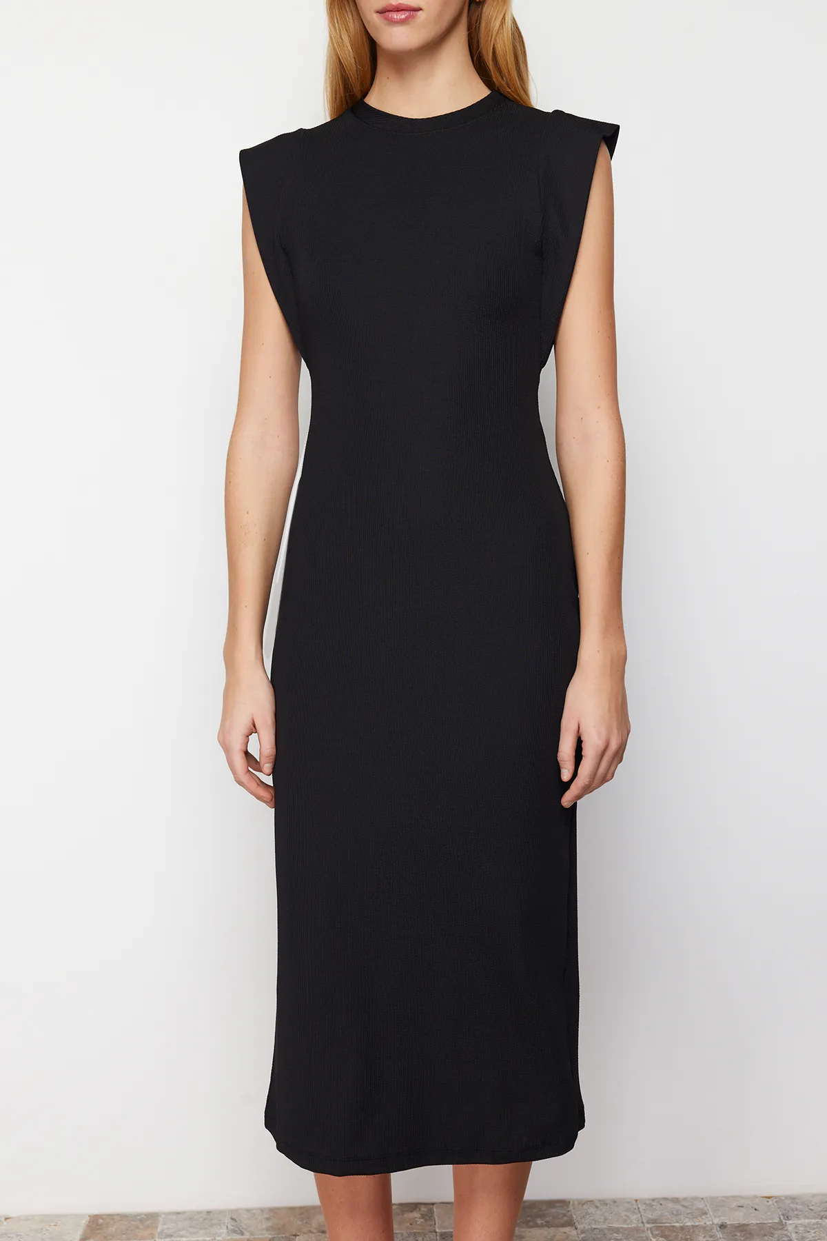 Trendyol Collection  Schwarzes, tailliertes, geripptes, flexibles Midi-Bleistiftkleid aus Strick mit Mondärmeln TWOSS24EL00187