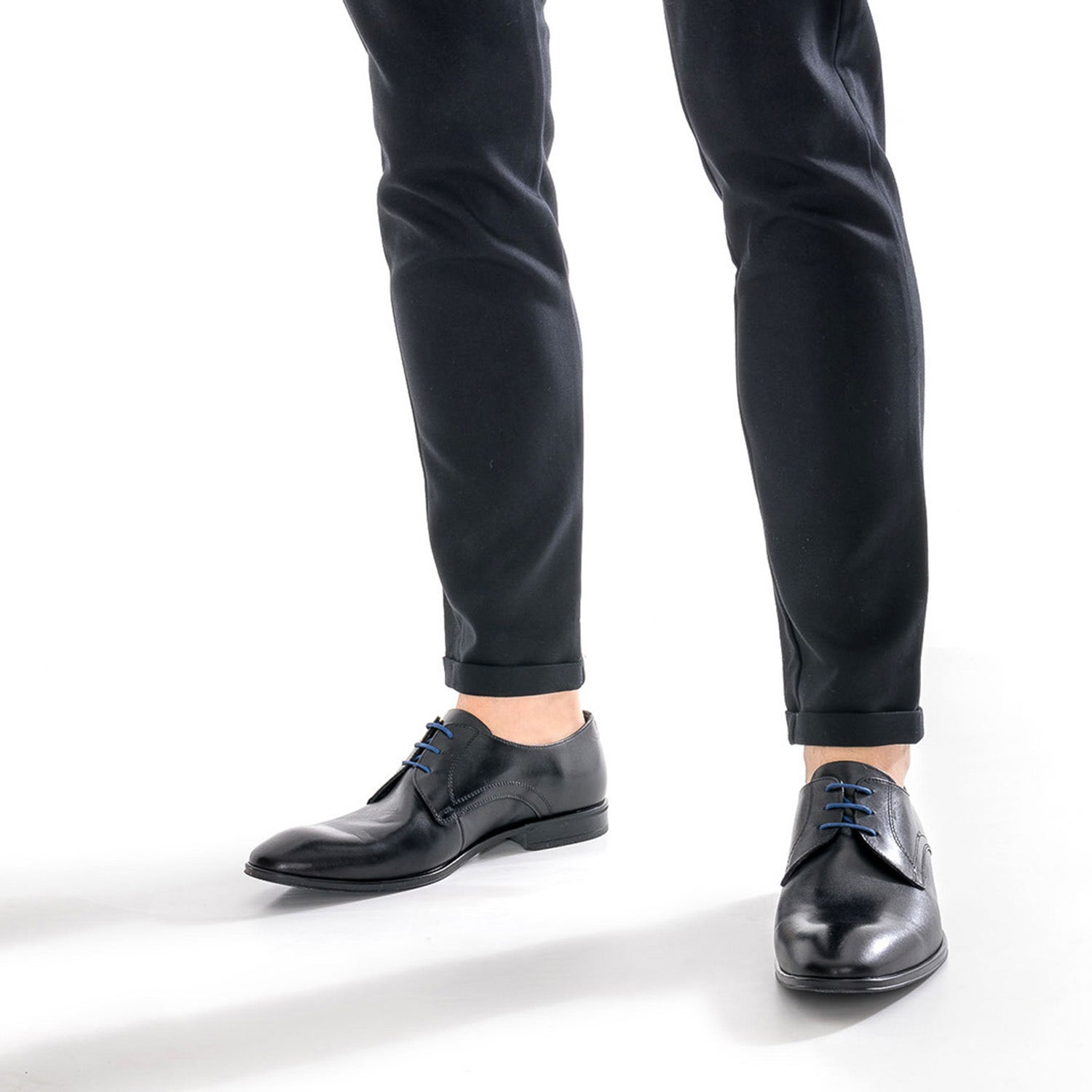 Derby noir en cuir à lacet bleu