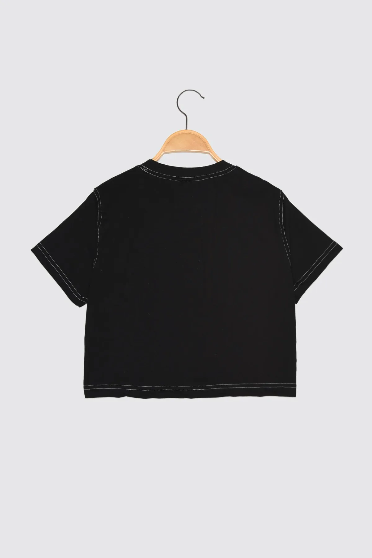 Trendyol Collection  Schwarzes, kurz geschnittenes, gestricktes Sport-T-Shirt mit Rundhalsausschnitt TWOSS21TS0770
