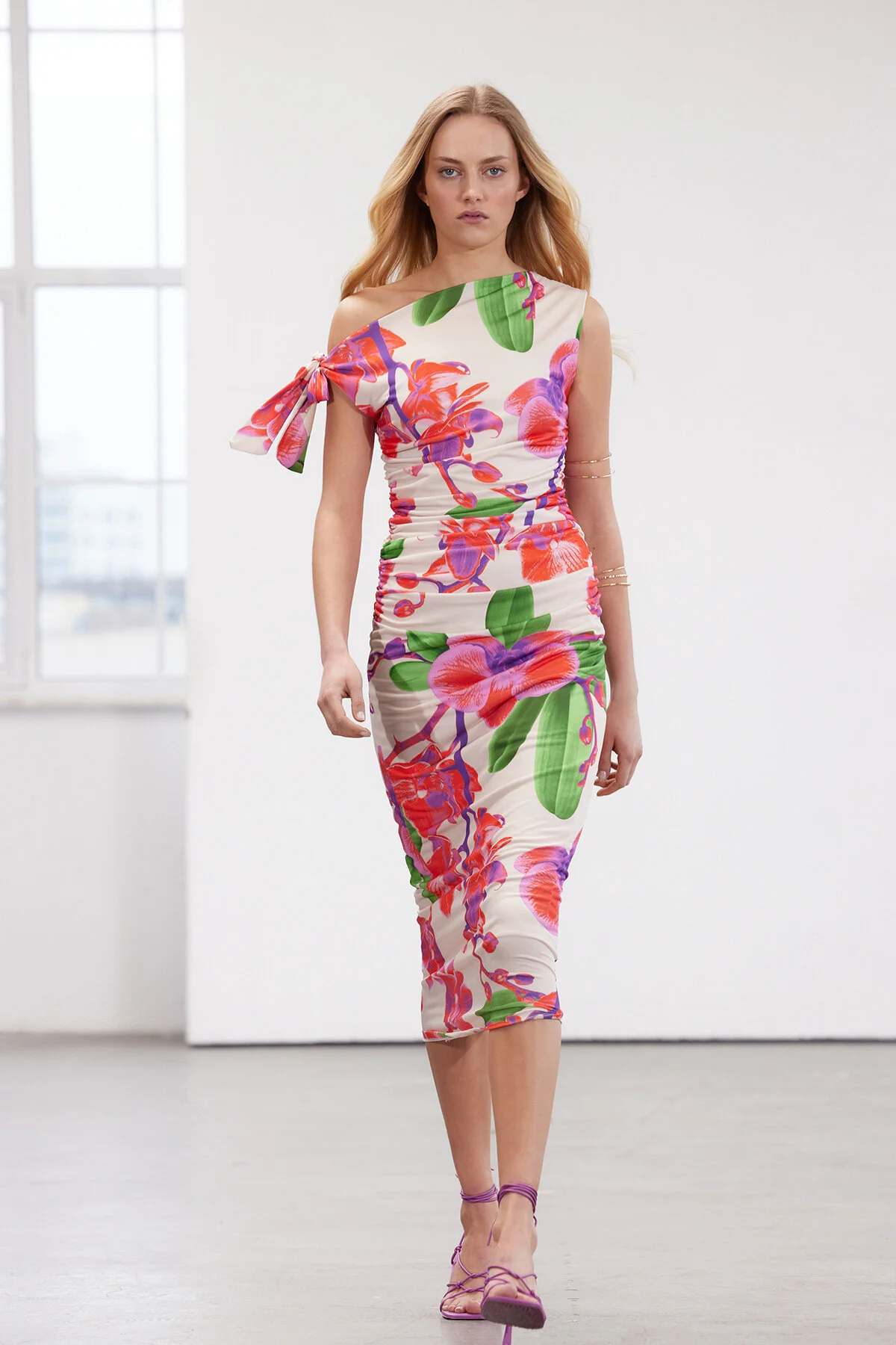 Trendyol Collection  Limited Edition – Mehrfarbiges, dehnbares Maxi-Bleistiftkleid aus Strick mit Blumenmuster TWOSS24EL00563