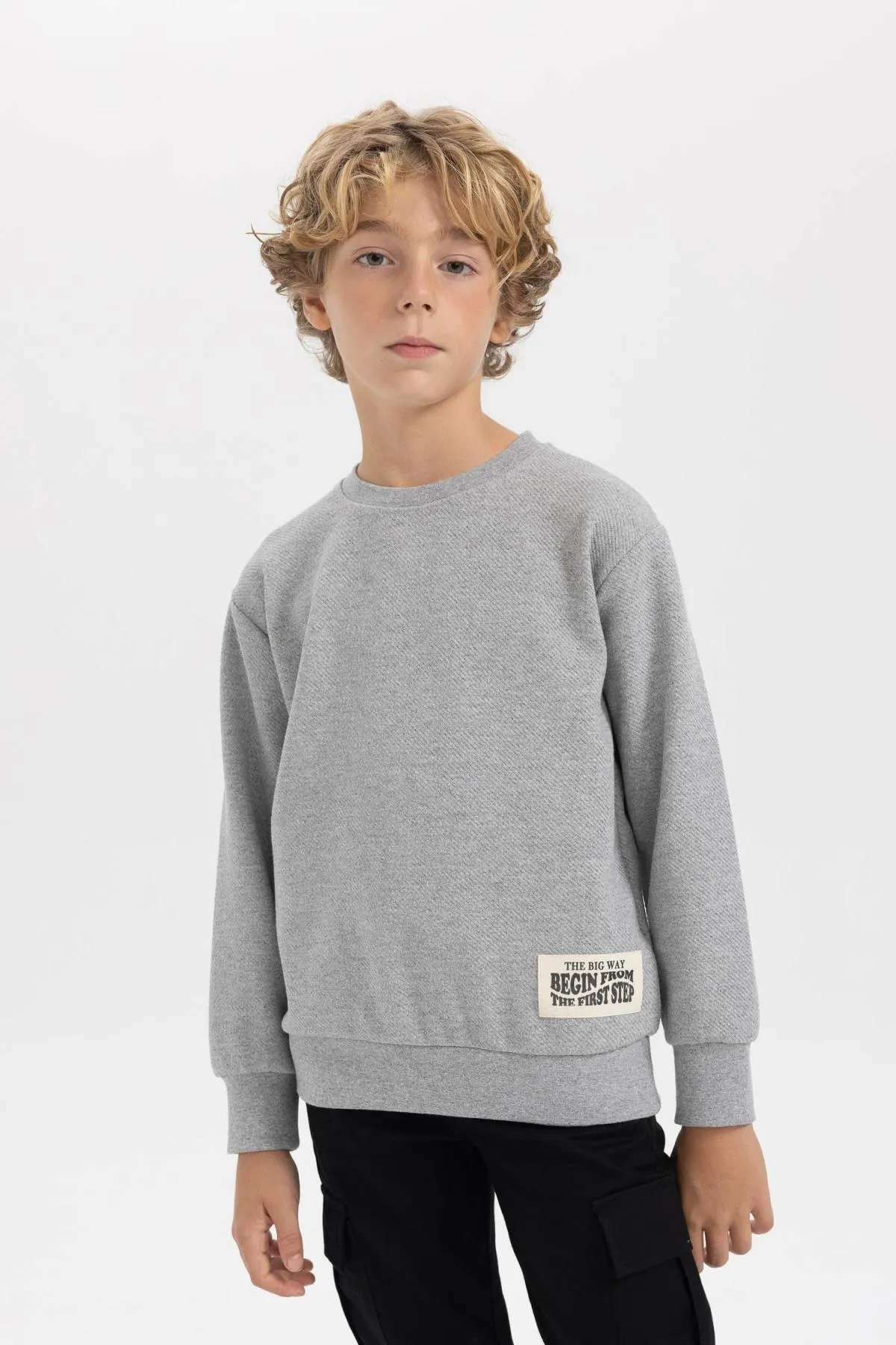 DeFacto  Jungen-Sweatshirt mit normaler Passform und Rundhalsausschnitt