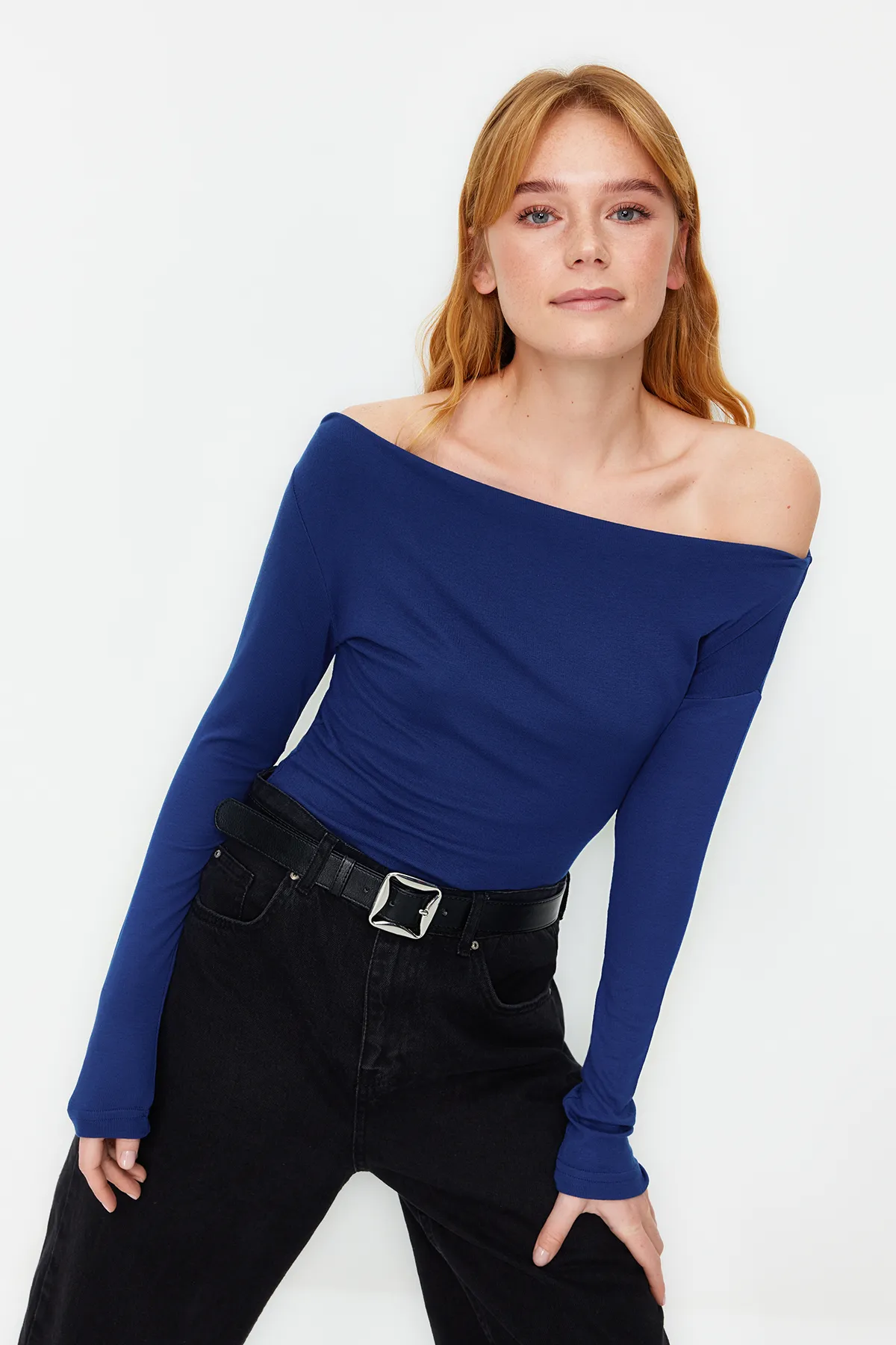 Trendyol Collection  Hellblaue, hochwertige, weiche Strickbluse mit U-Boot-Ausschnitt und taillierter Passform TWOAW24BZ00227