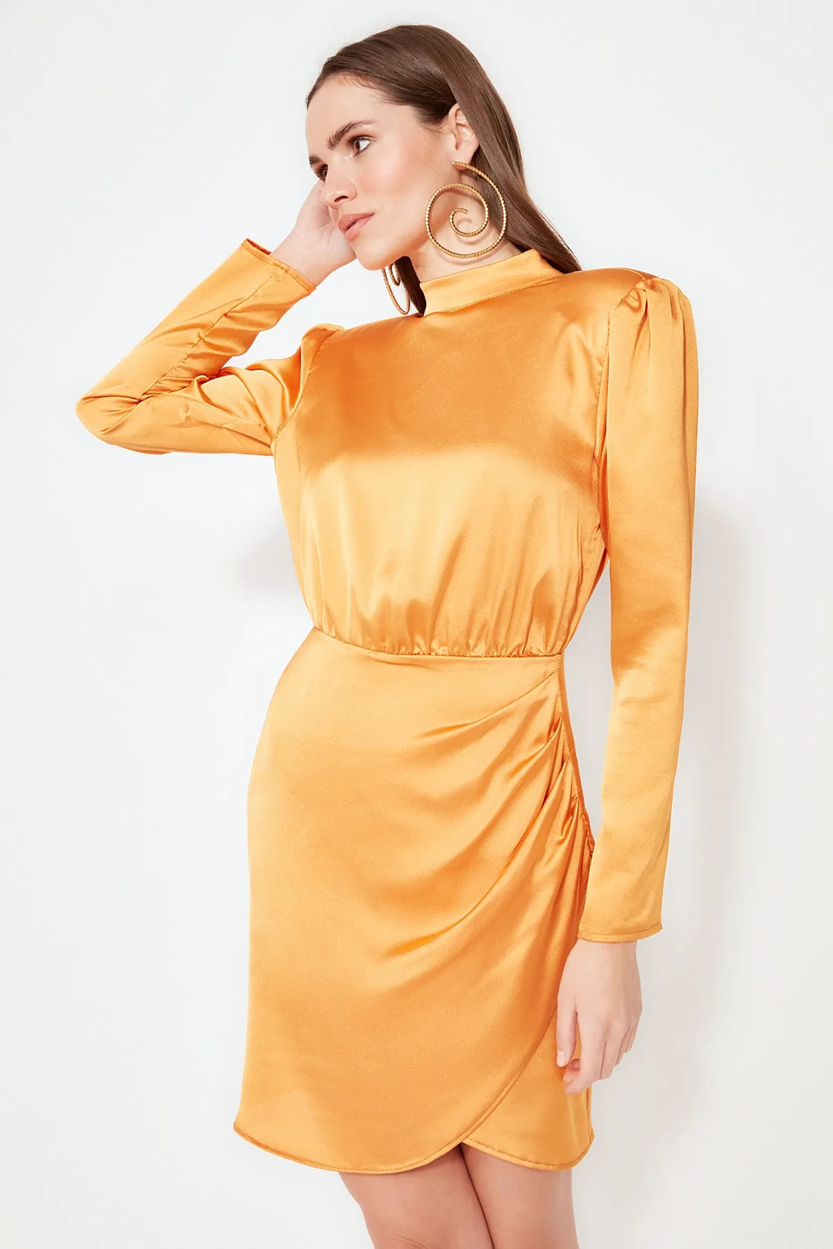 Trendyol Collection  Elegantes Abendkleid aus gewebtem Satin in Orange mit hohem Kragen TPRAW22EL1217