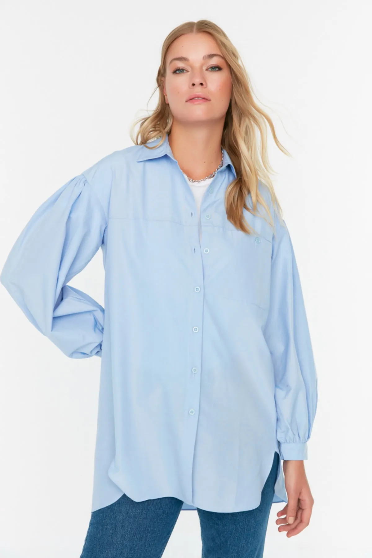 Trendyol Modest  Hellblaues, gewebtes Basic-Hemd mit Ballonärmeln und langer Gesäßtasche TCTSS21GO0976