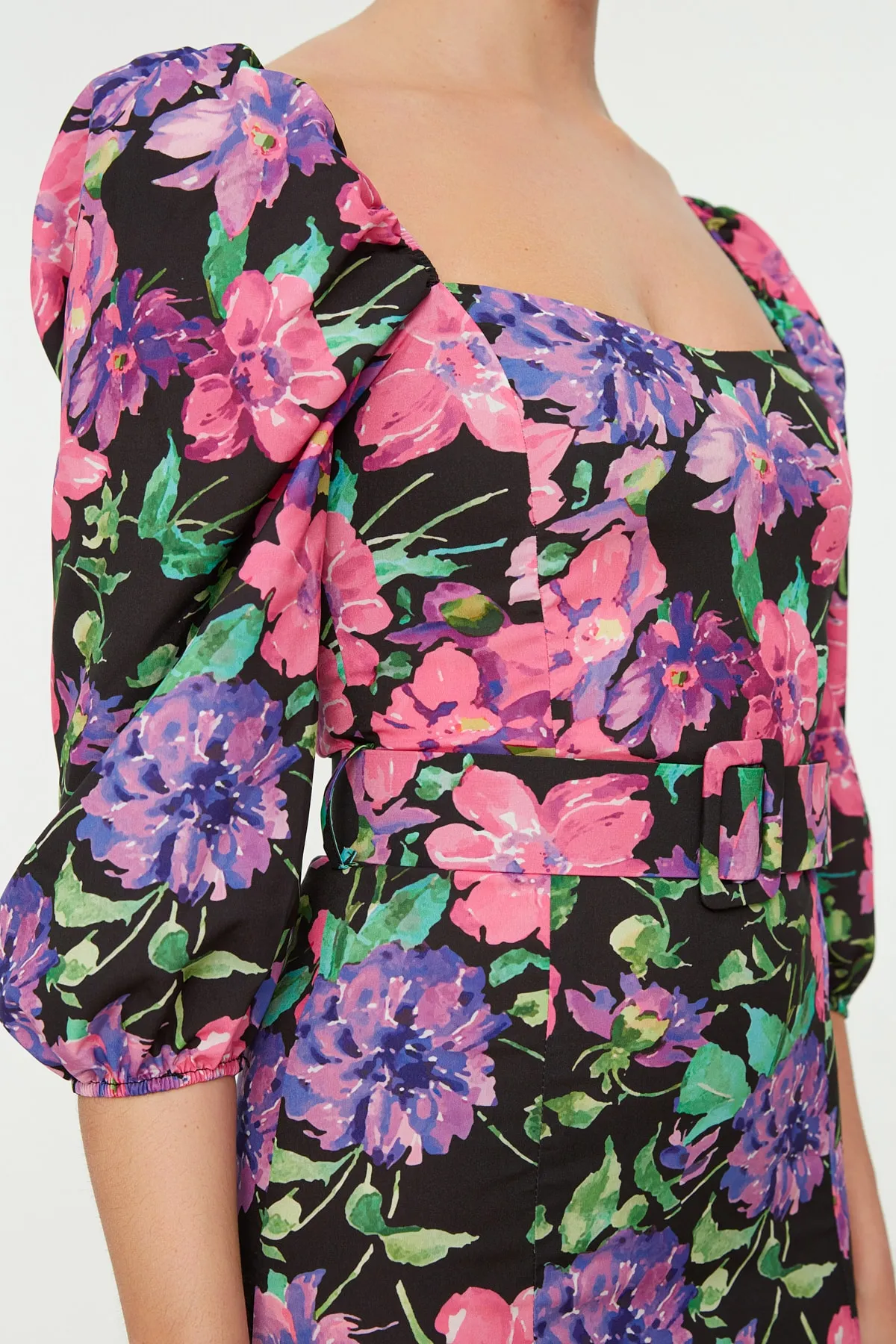 Trendyol Collection  Geblümtes A-Linien-Minikleid mit Ballonärmeln und mehrfarbigem Gürtel TWOSS22EL0301