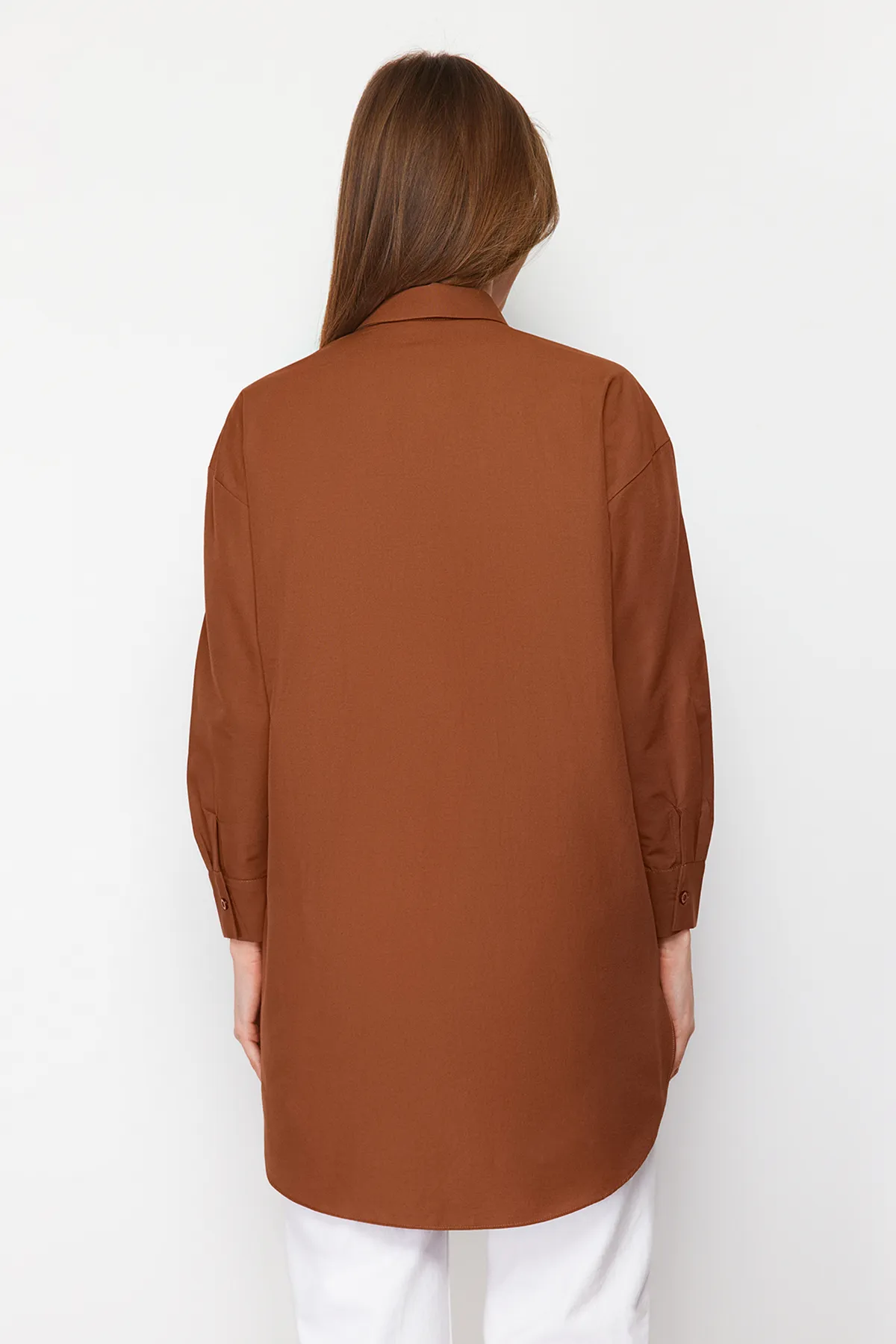 Trendyol Modest  Dunkelbraunes gewebtes Hemd mit Tasche und Schlitzdetail TCTAW22UK0080