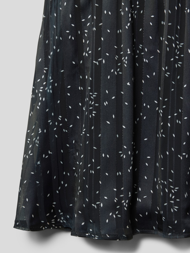 Kleid mit Plisseefalten in schwarz