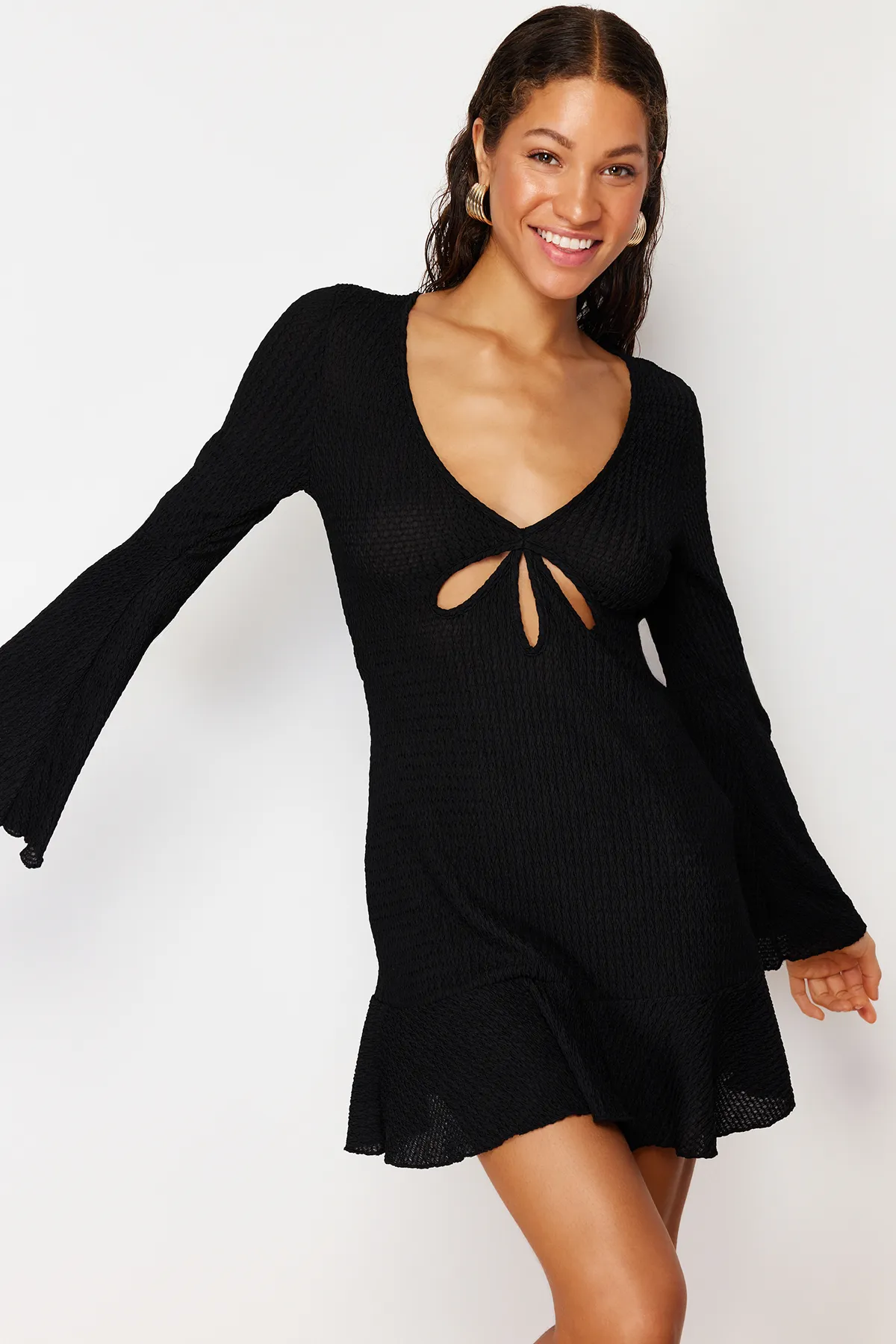 Trendyol Collection  Schwarzes, figurbetontes, gestricktes Mini-Strandkleid mit Rüschen TBESS24EL00003