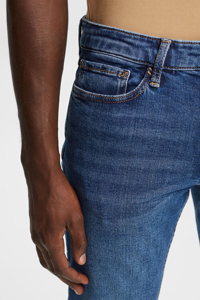 Schmal zulaufende Jeans mit recycelter Baumwolle