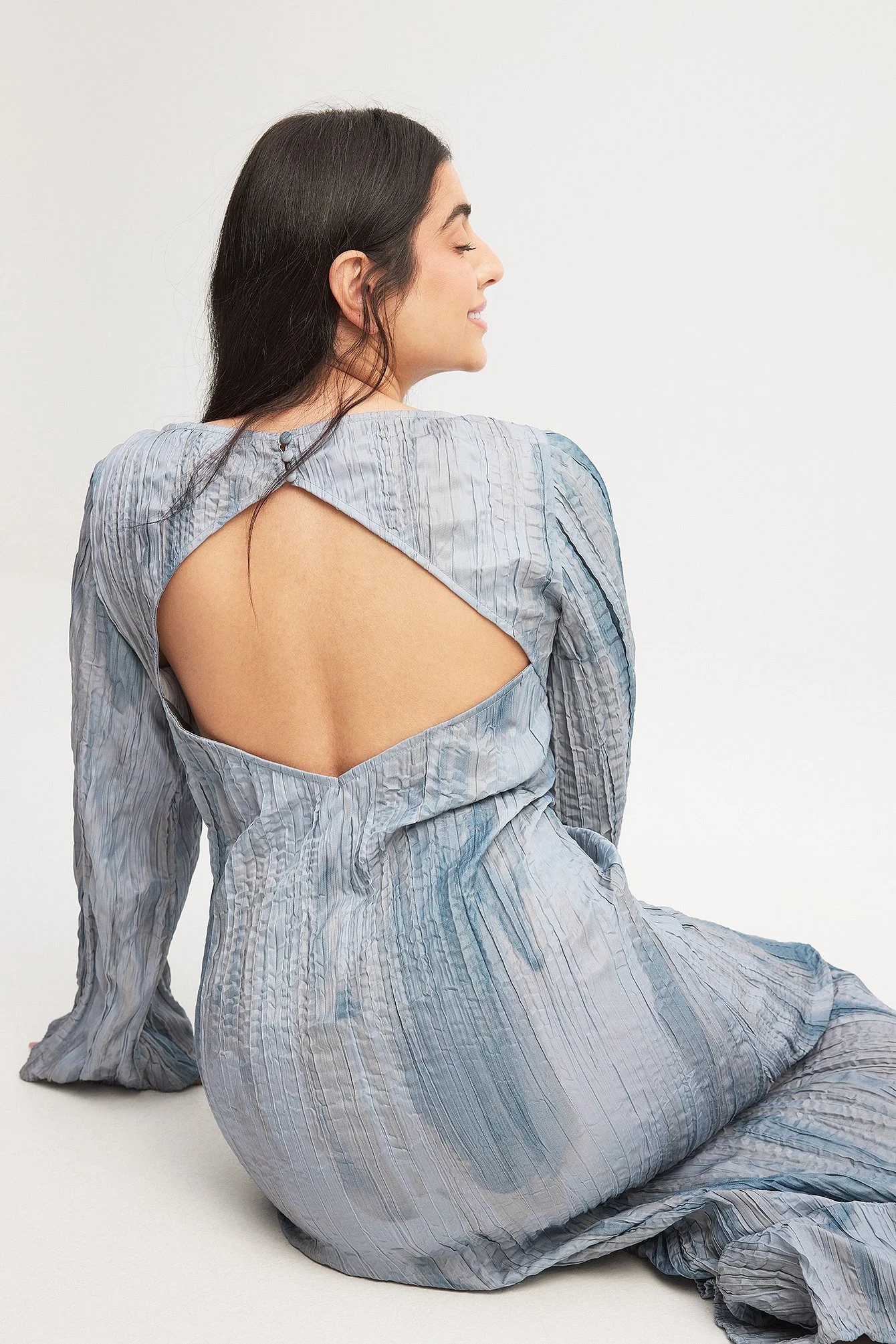 Maxikleid in Knitteroptik mit langen Ärmeln und offenem Rücken