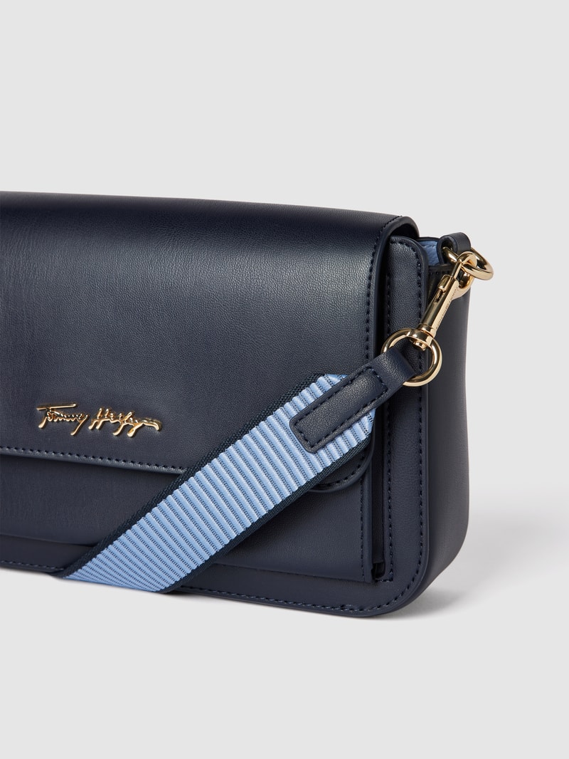 Handtasche mit Label-Applikation in dunkelblau