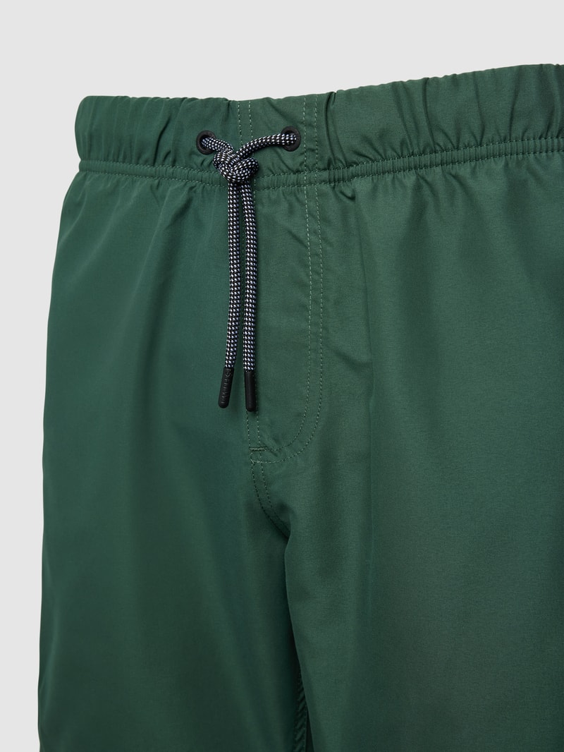Badehose mit Label-Patch in dunkelgrün