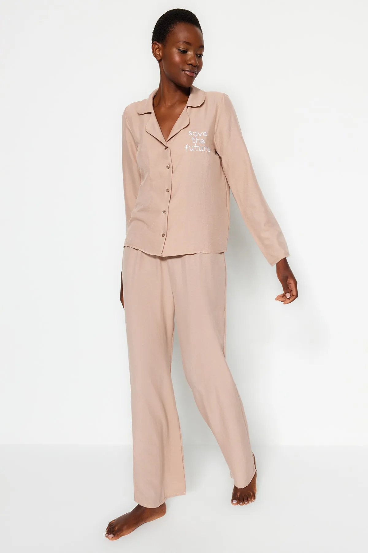 Trendyol Collection  Beige besticktes Pyjama-Set aus Hemd und Hose aus Webstoff THMAW24PT00000
