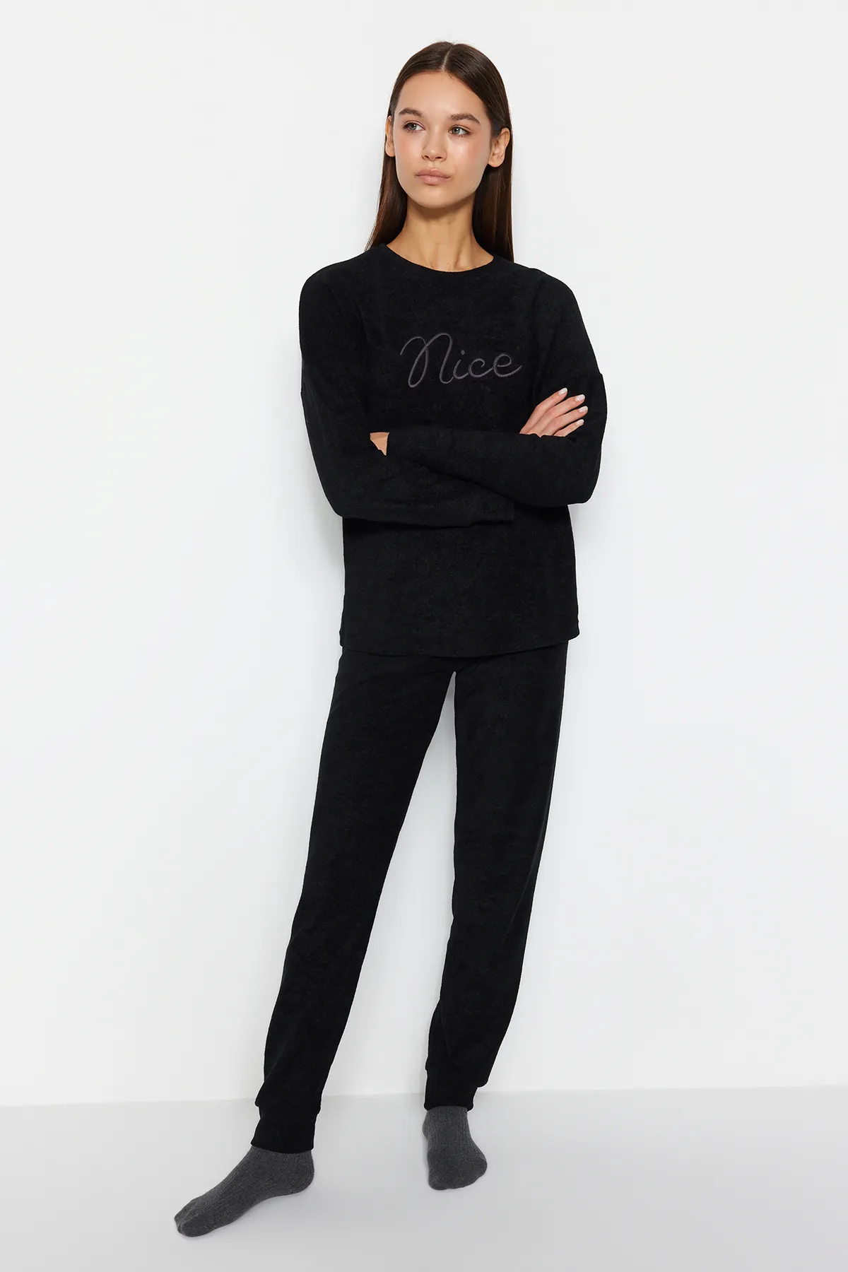 Trendyol Collection  Schwarzes Samt-T-Shirt-Jogger-Strick-Pyjama-Set THMAW24PT00297